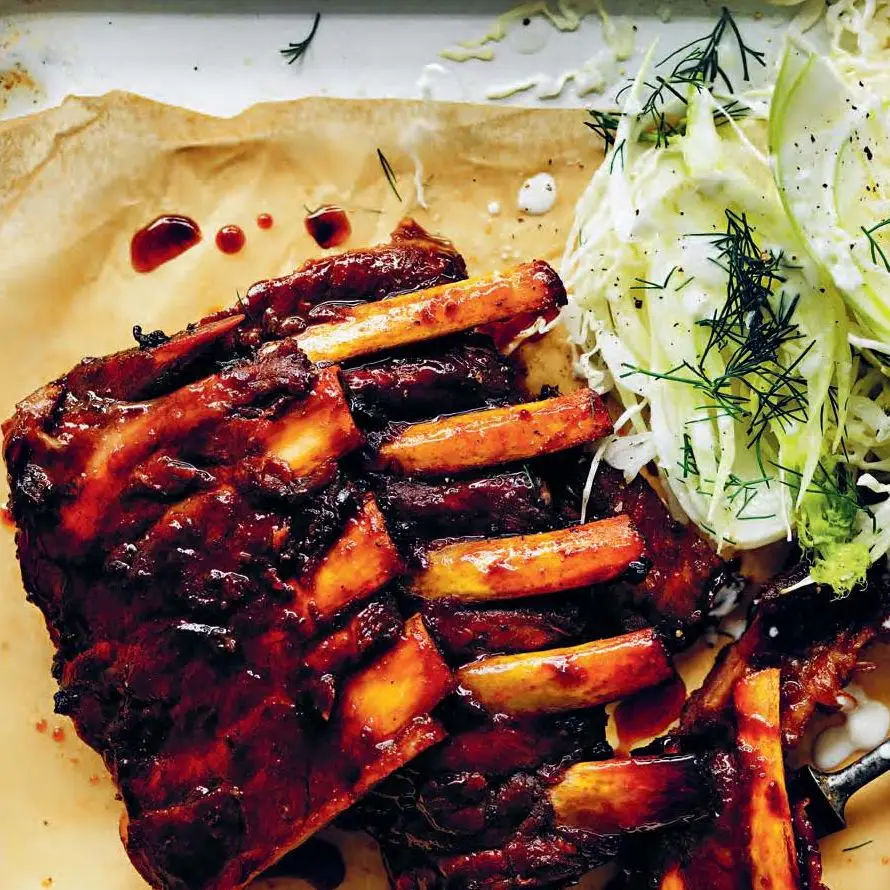 Costelas de porco de bordo e bourbon