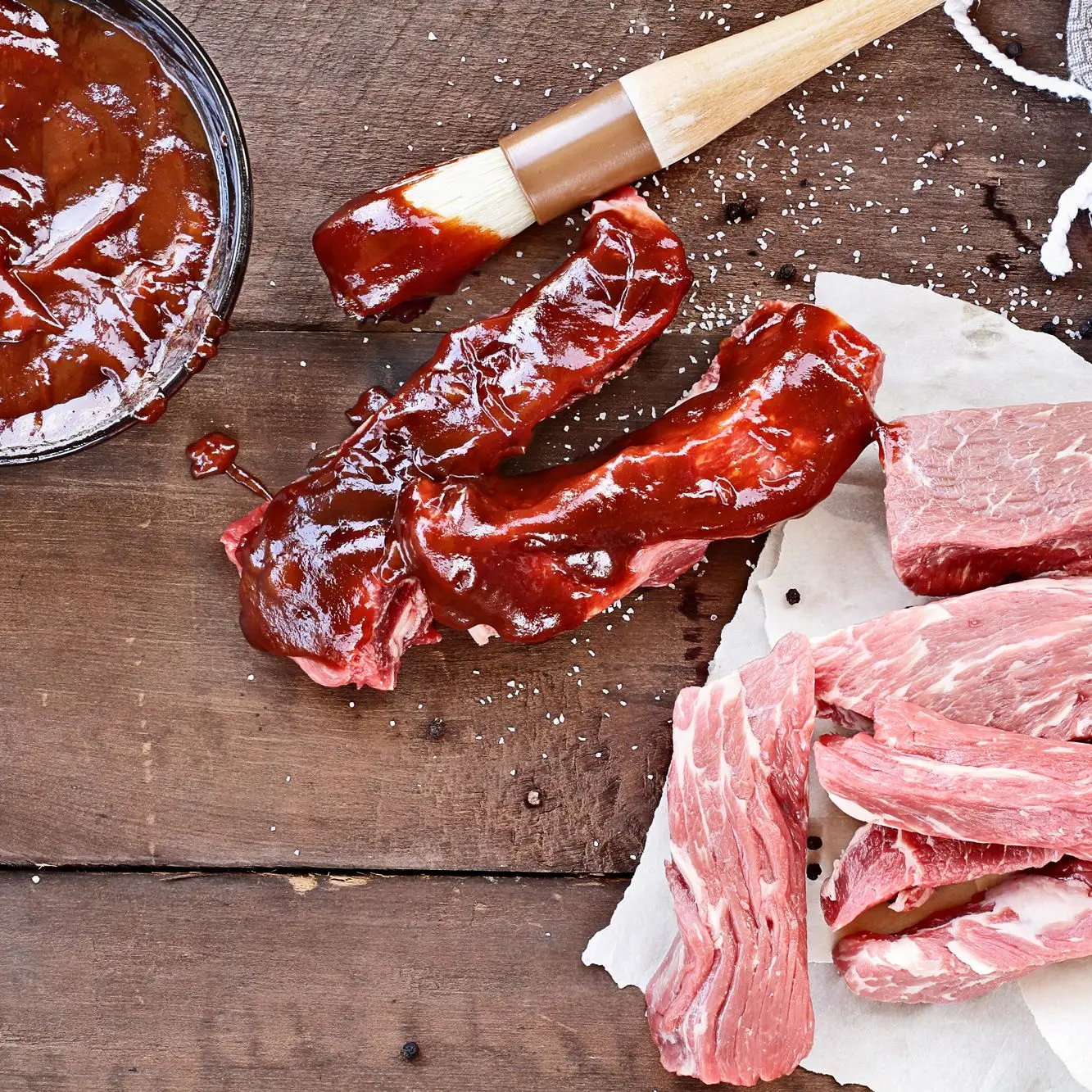 Costelas de porco em estilo country com molho de churrasco de bourbon e coque