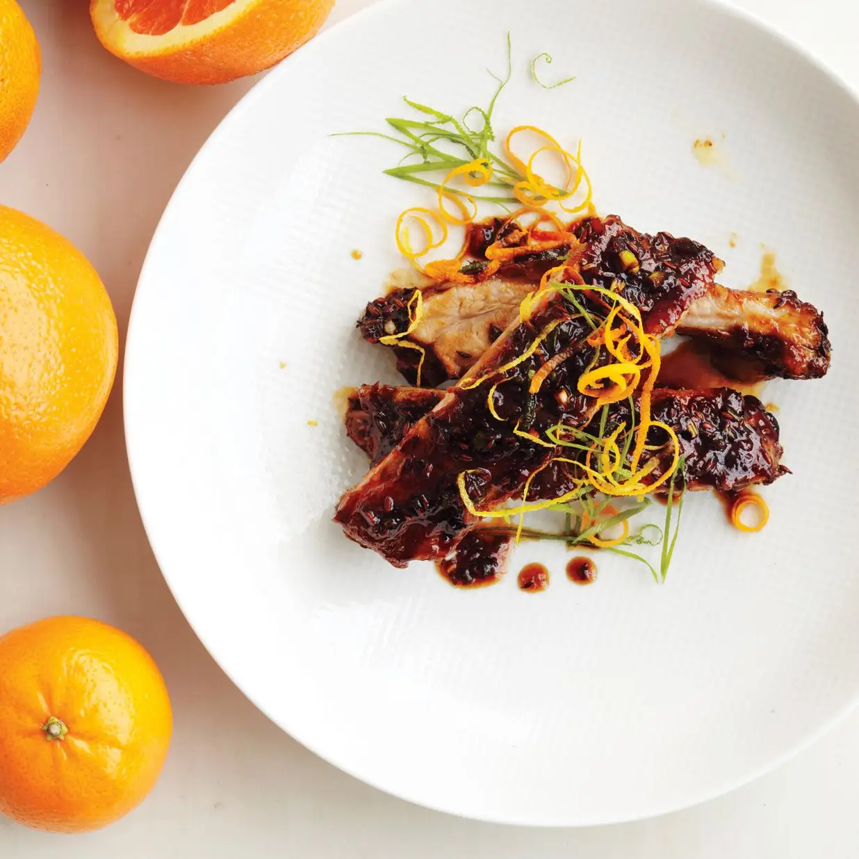 Costelas de bebê laranja e com vidro de soja