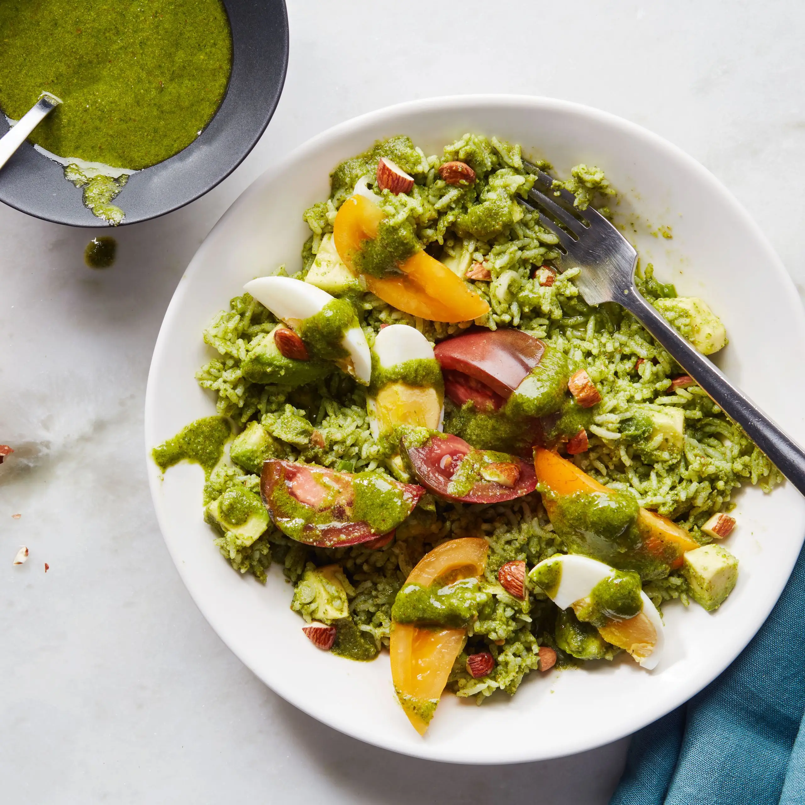 Arroz verde com tomate, ovos e amêndoas