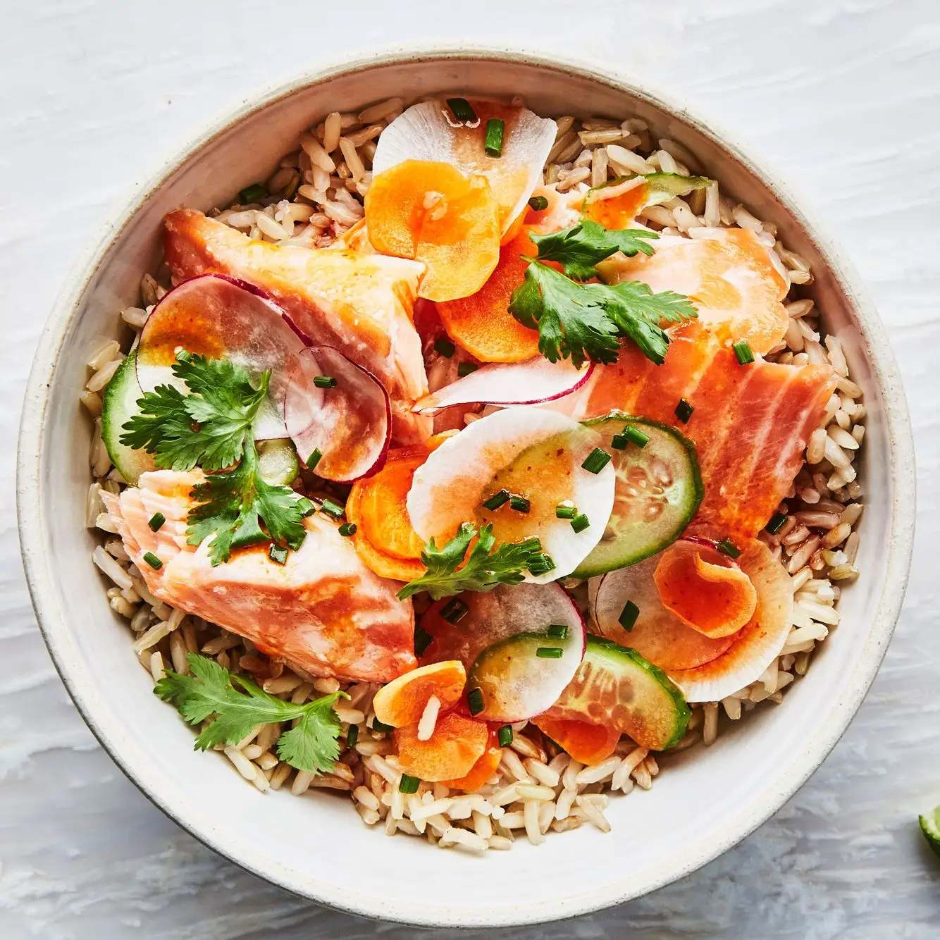 Salmão com vinagrete de molho picante e vegeta em conserva