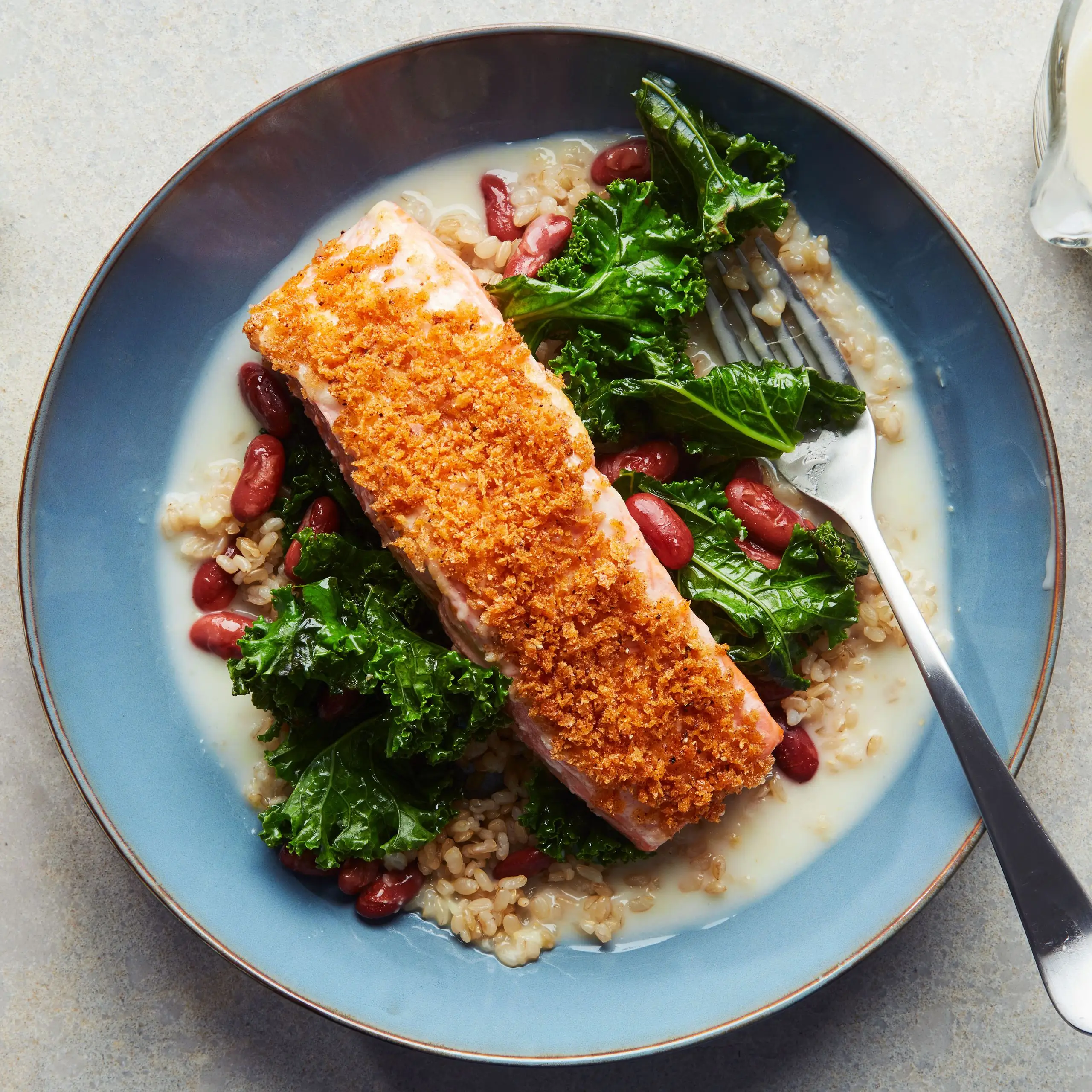 Tigelas de arroz de salmão com caldo de coco-gingante