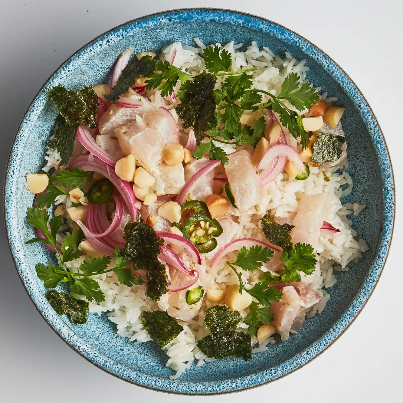 Poke com arroz de coco e cebolas em conserva