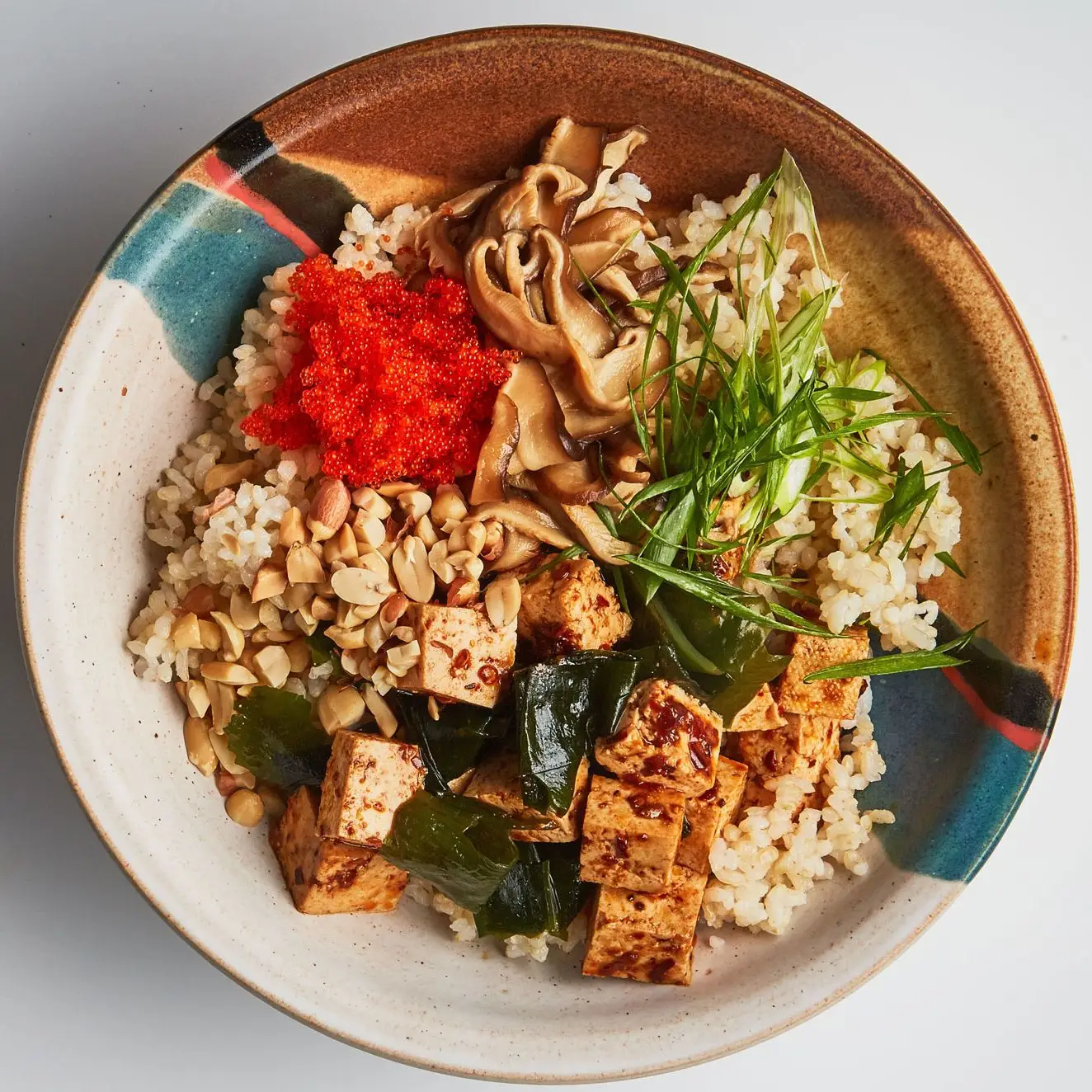 Tofu picante com cogumelos shiitake em conserva