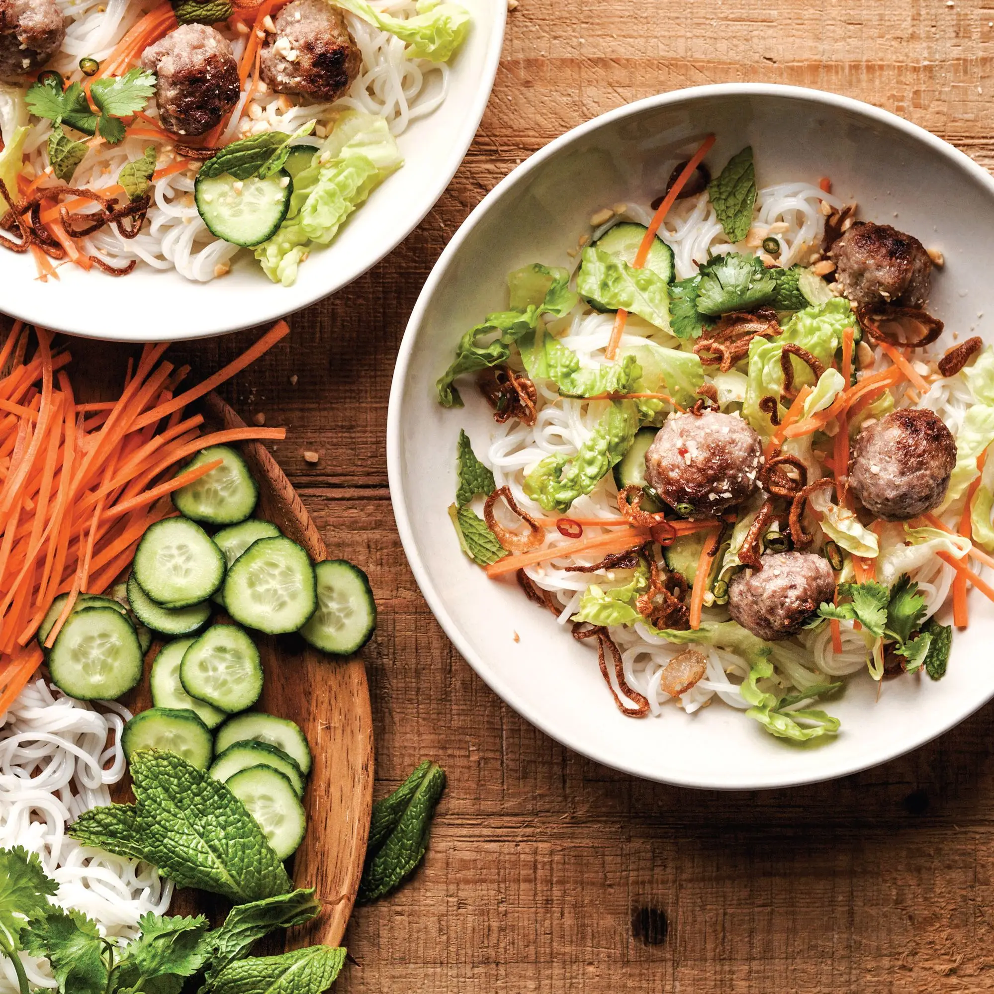 Macarrão aletmicelli com almôndegas de porco de capim -limão