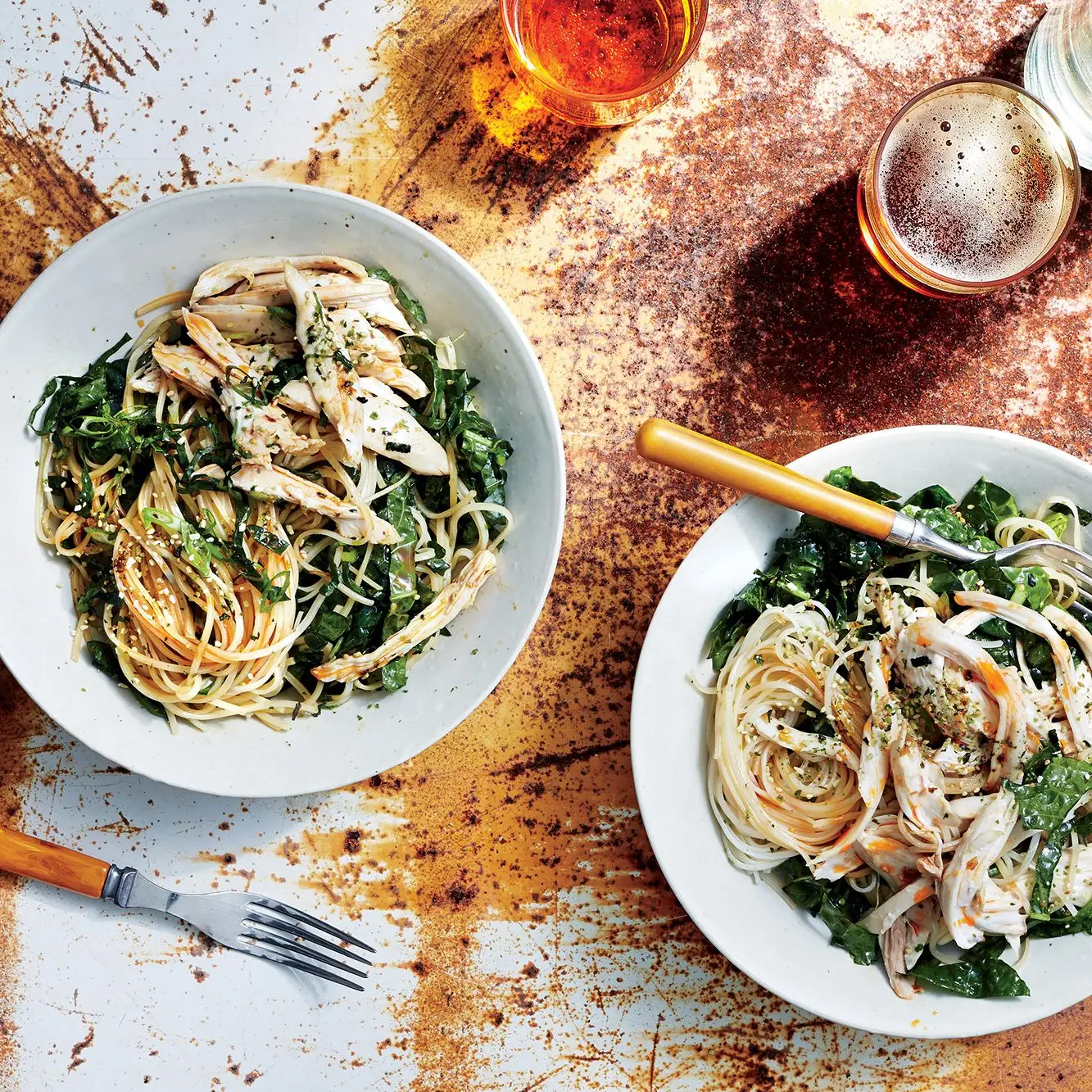 Frango ao estilo Sichuan com macarrão de arroz