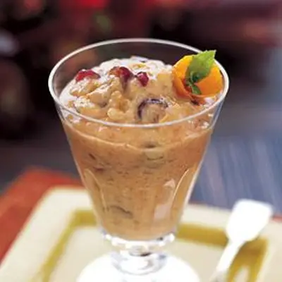 Pudim de arroz com caqui e cranberries secos