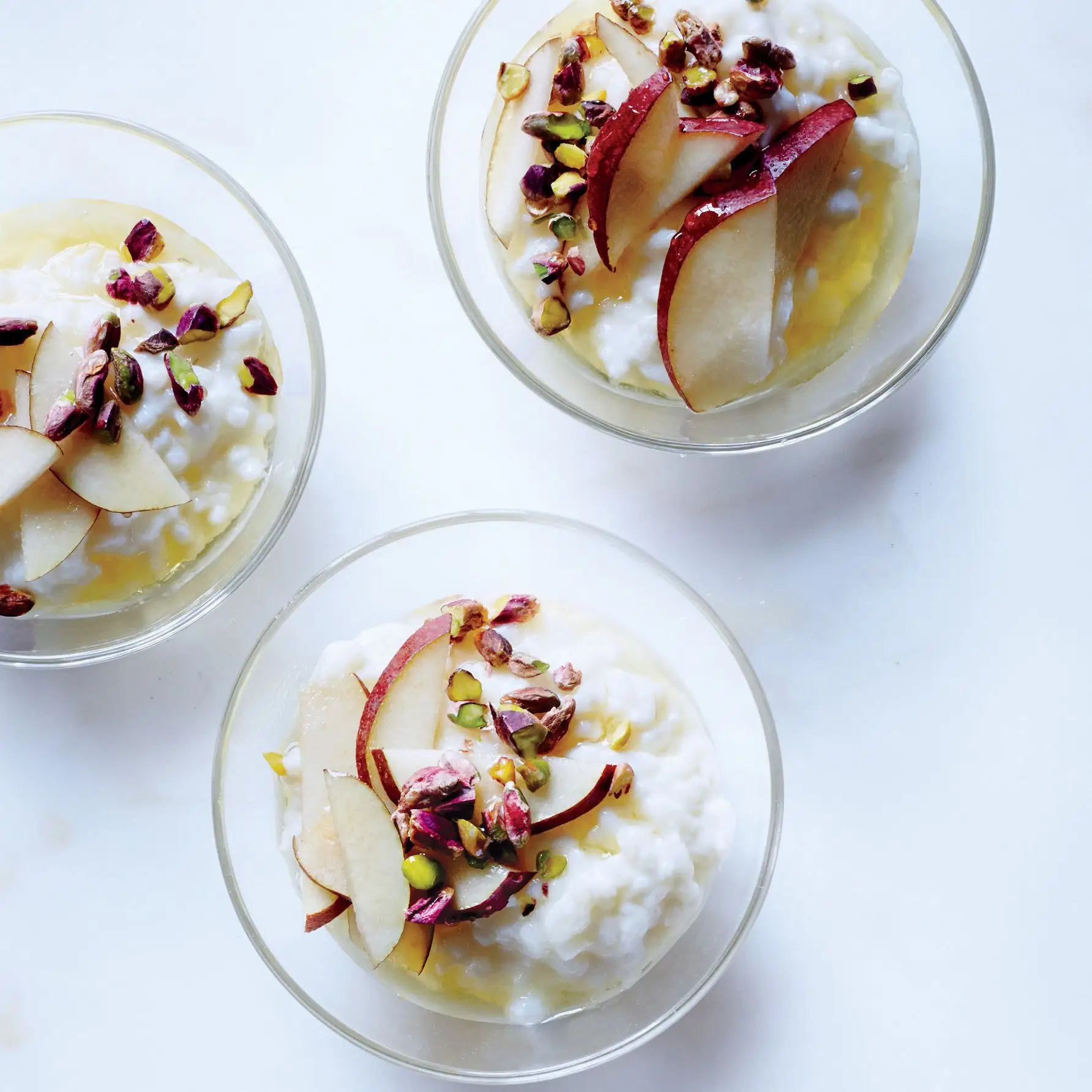 Pudim de arroz com peras frescas e mel