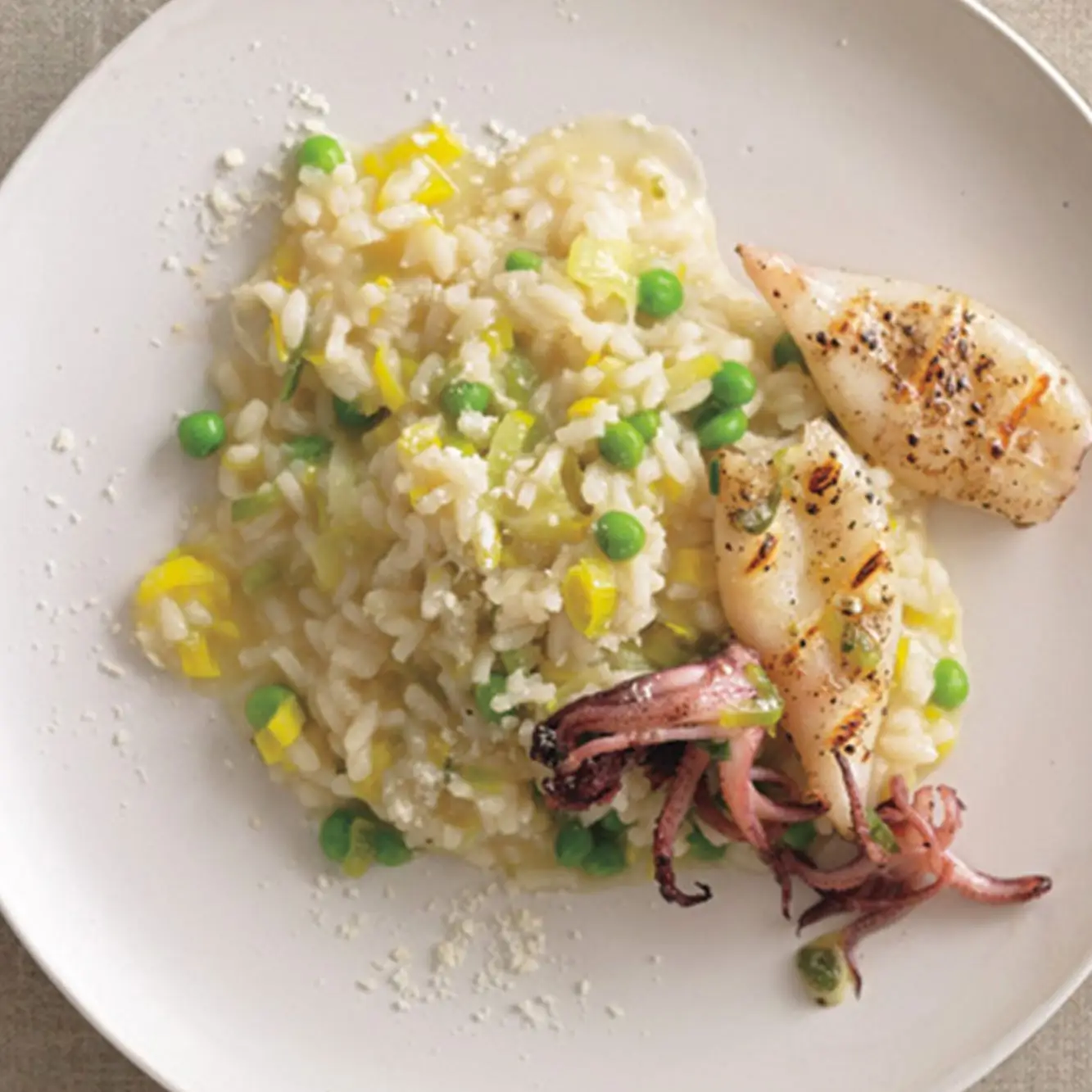 Risoto de alho -poró e ervilha com calamari grelhado