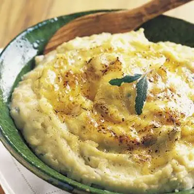 Purê de batatas com sálvia e queijo cheddar branco