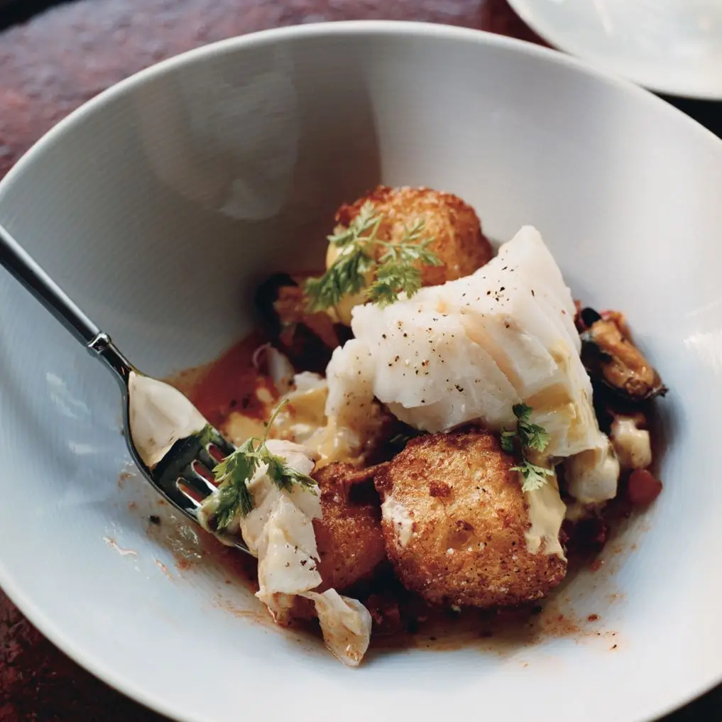 Bacalhau com mexilhões, chouriço, croutons fritos e maionese de açafrão