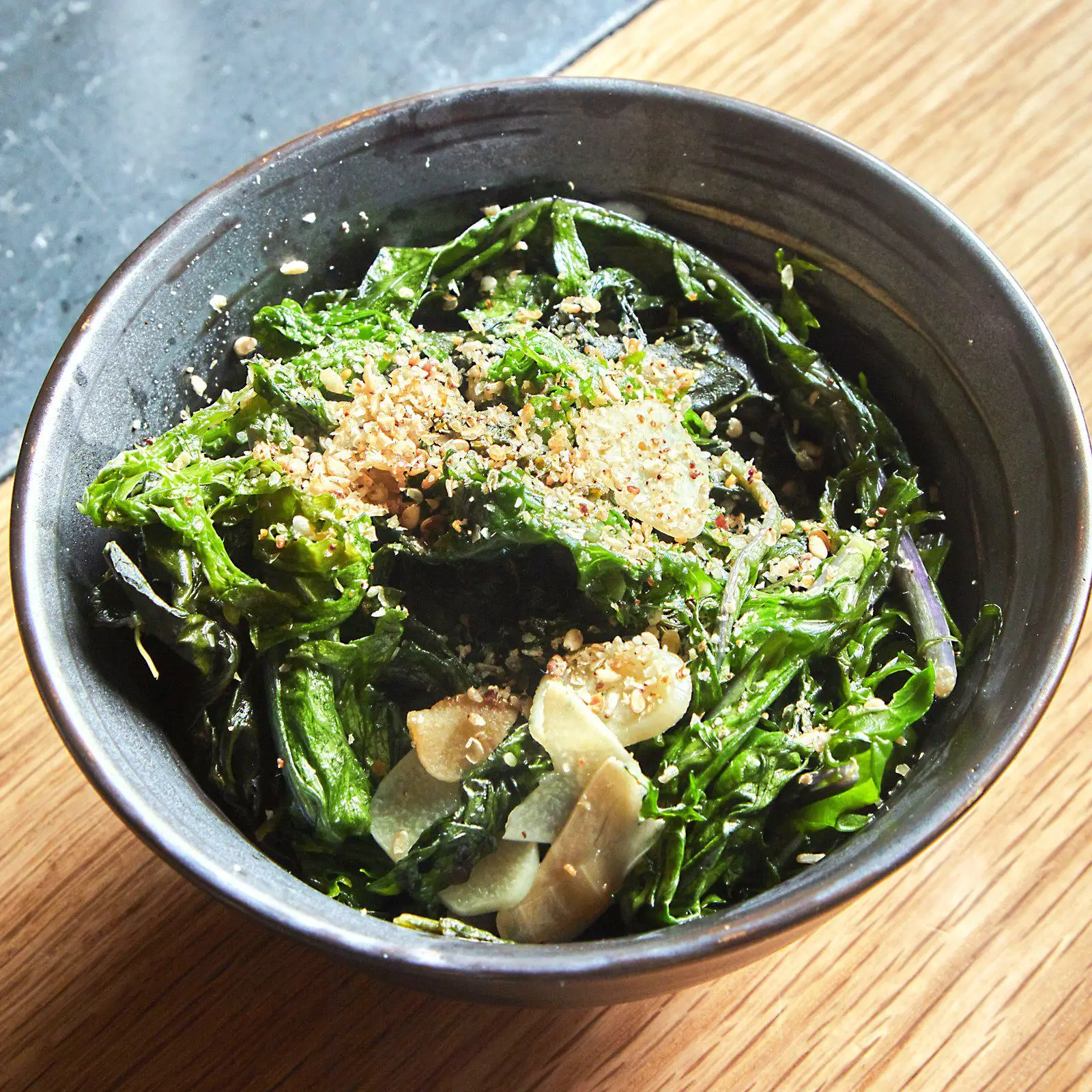 Mostarda com soluções de saquê com gergelim