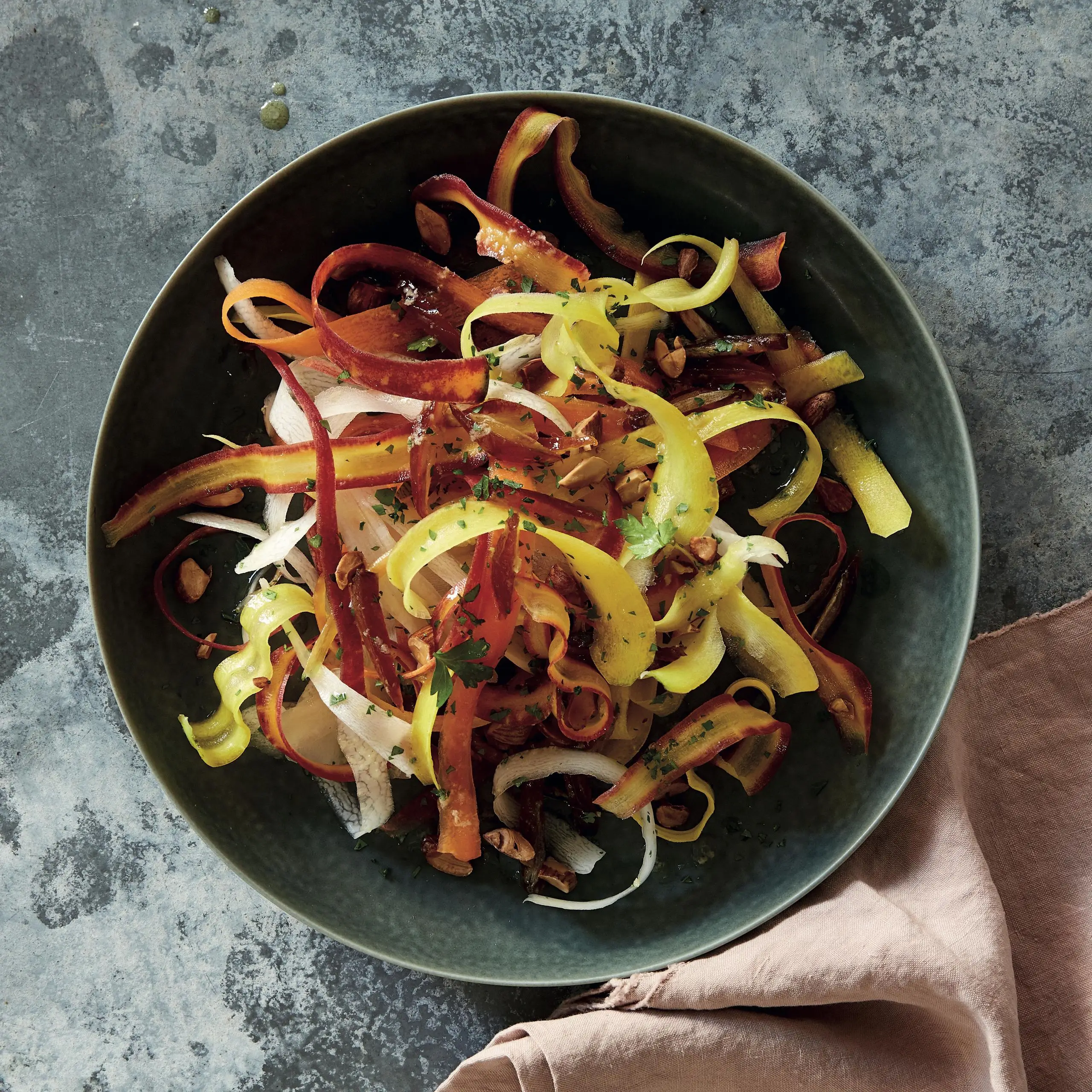 Salada de fita de cenoura com gengibre, salsa e datas