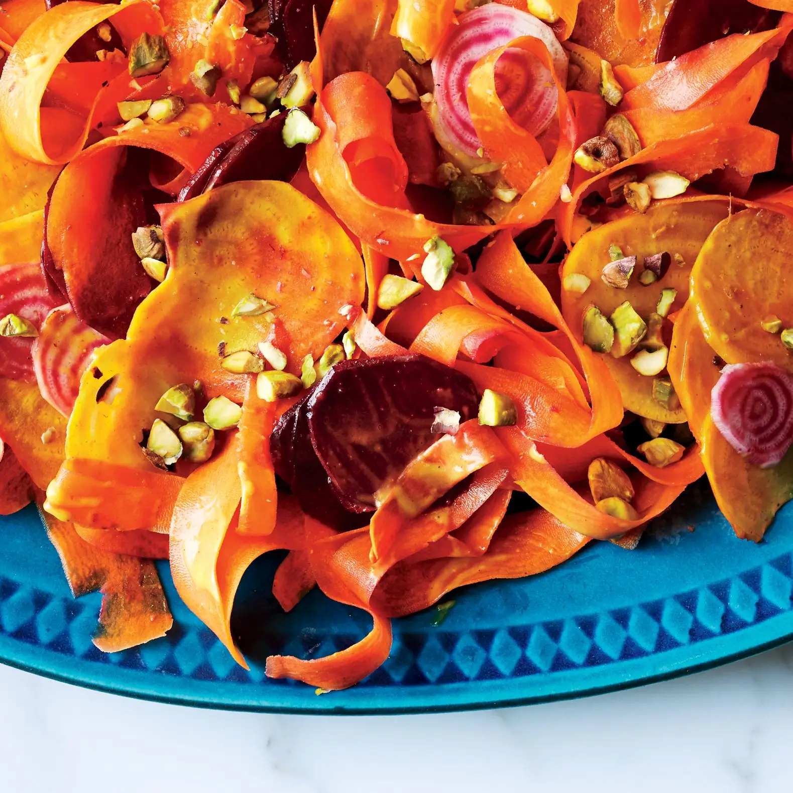 Repa a mrkvový šalát s kari omáčkou a pistáciom