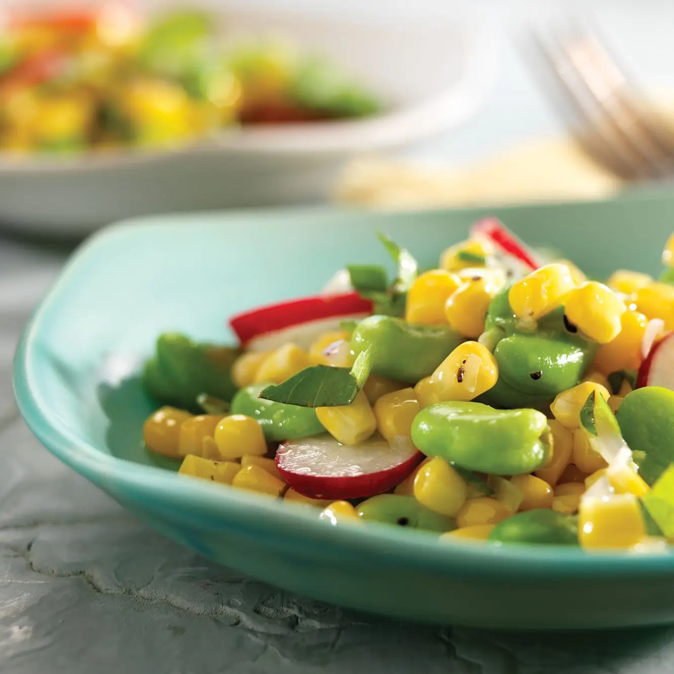 Sałatka fasoli, rzodkiewki i kukurydza