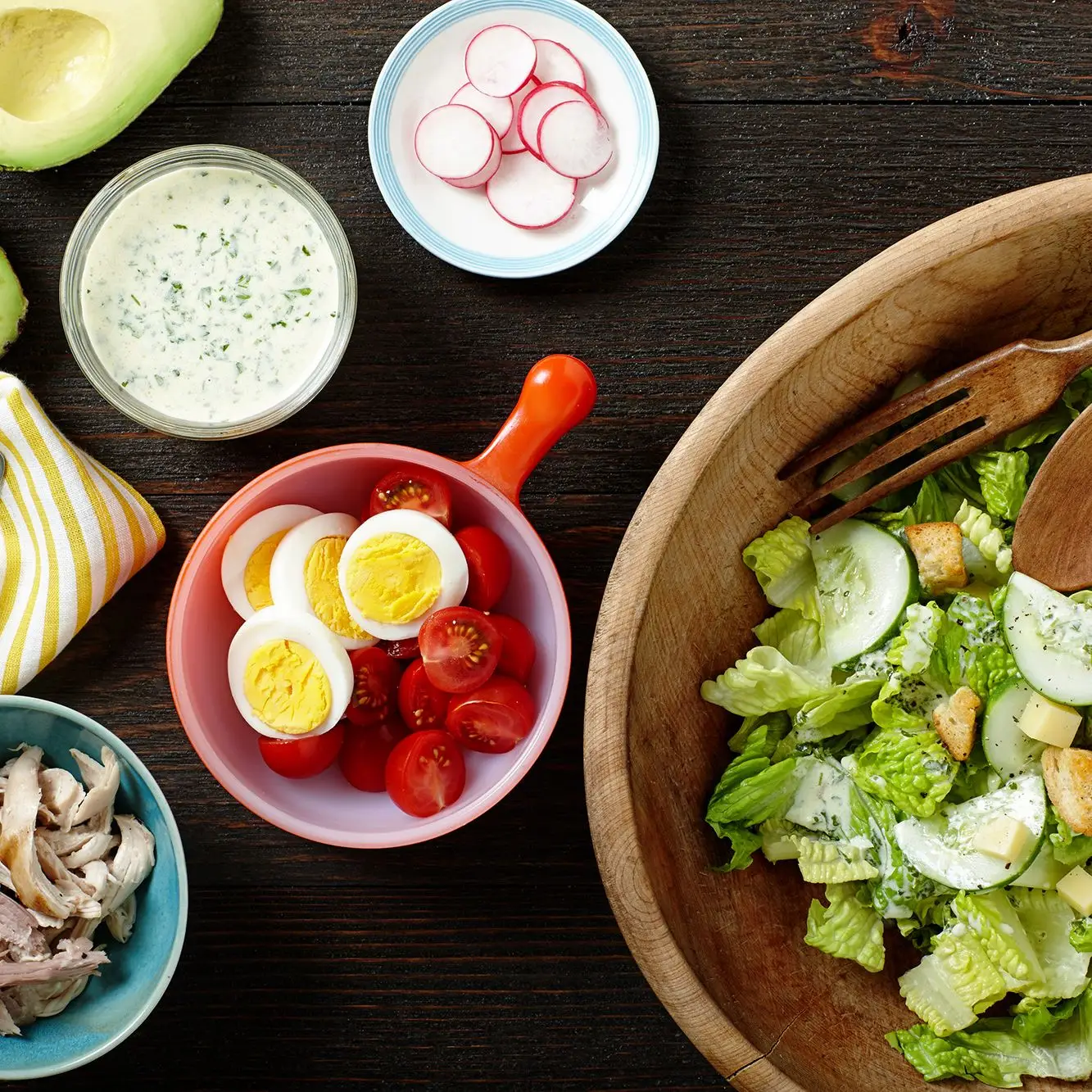 Salada de chef de verão com carne de porco, frango e chimichurri rancho grelhado