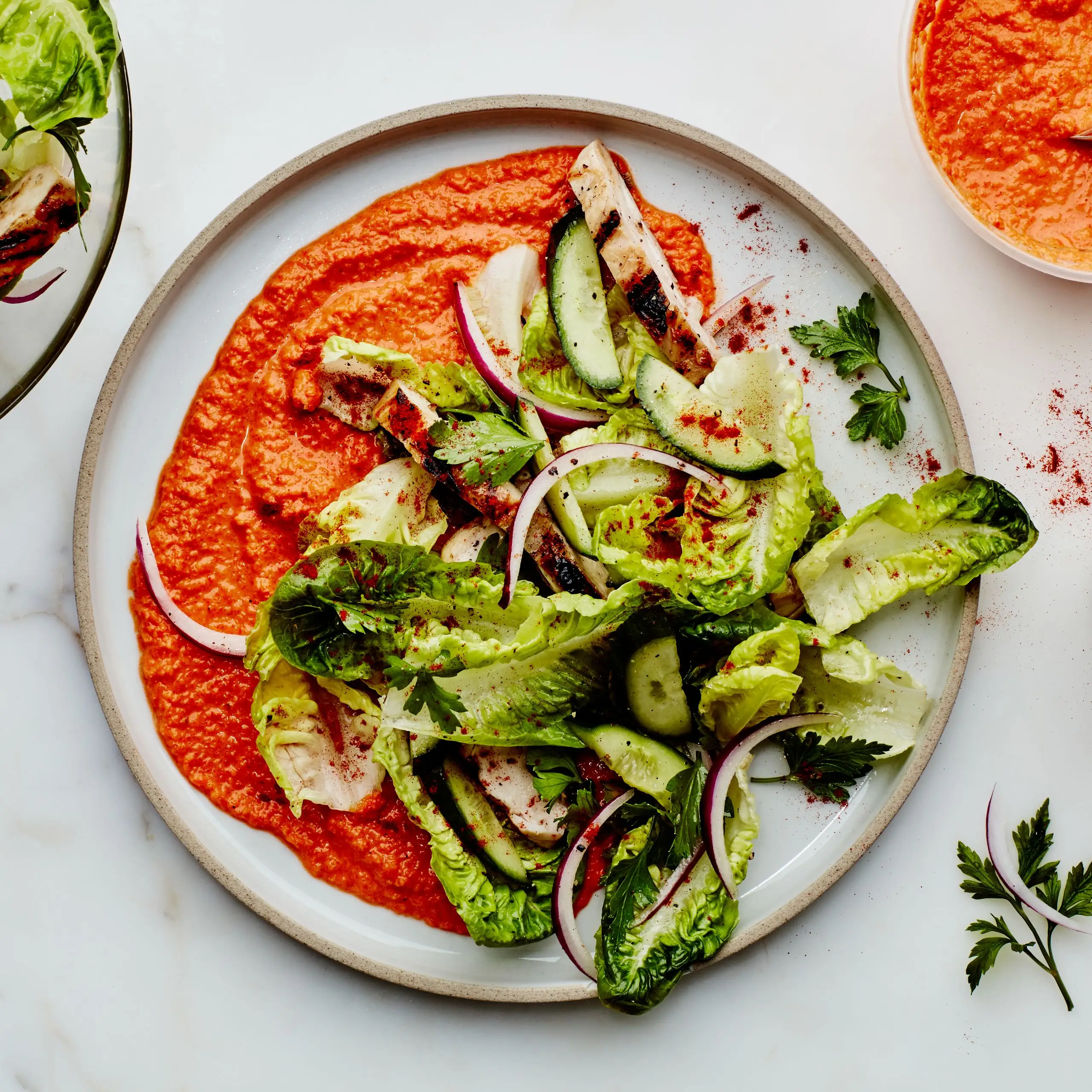 Salada de frango grelhado com molho romesco