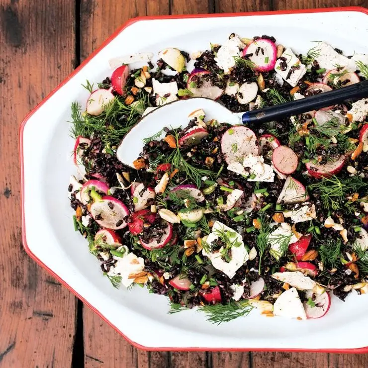 Salada de arroz preto Herby com rabanetes e ricota salata