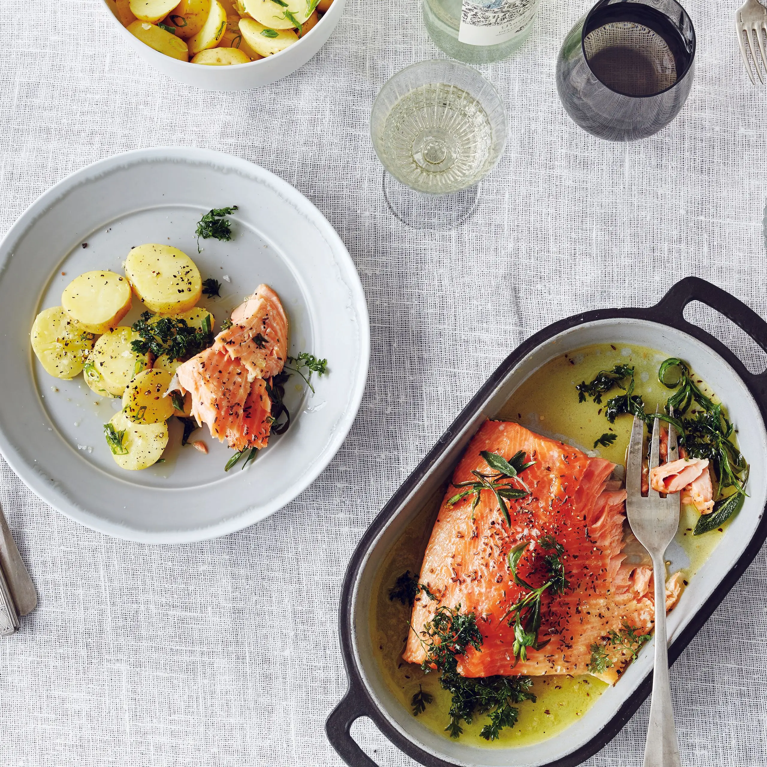 Salmão com salada de batata e iogurte de rábano
