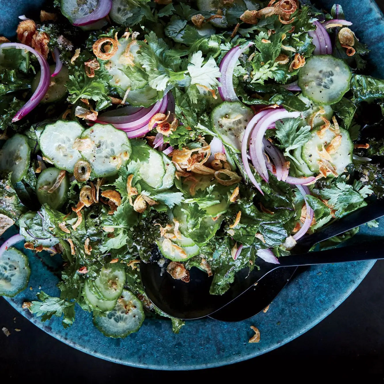 Salada de couve e pepino com molho de gengibre assado