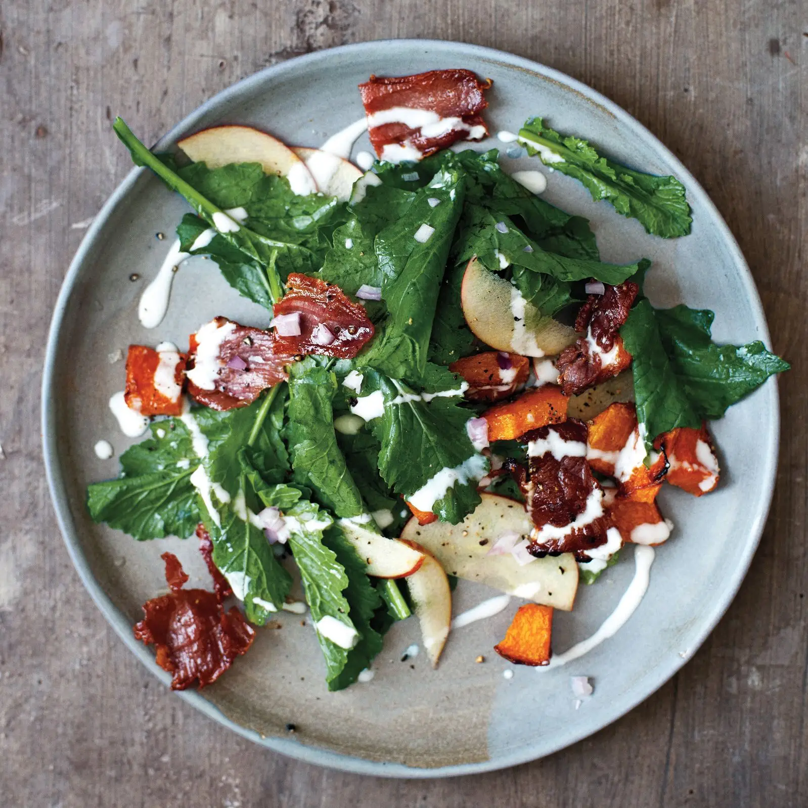 Salada verdes murcha com abóbora, maçãs e presunto do campo