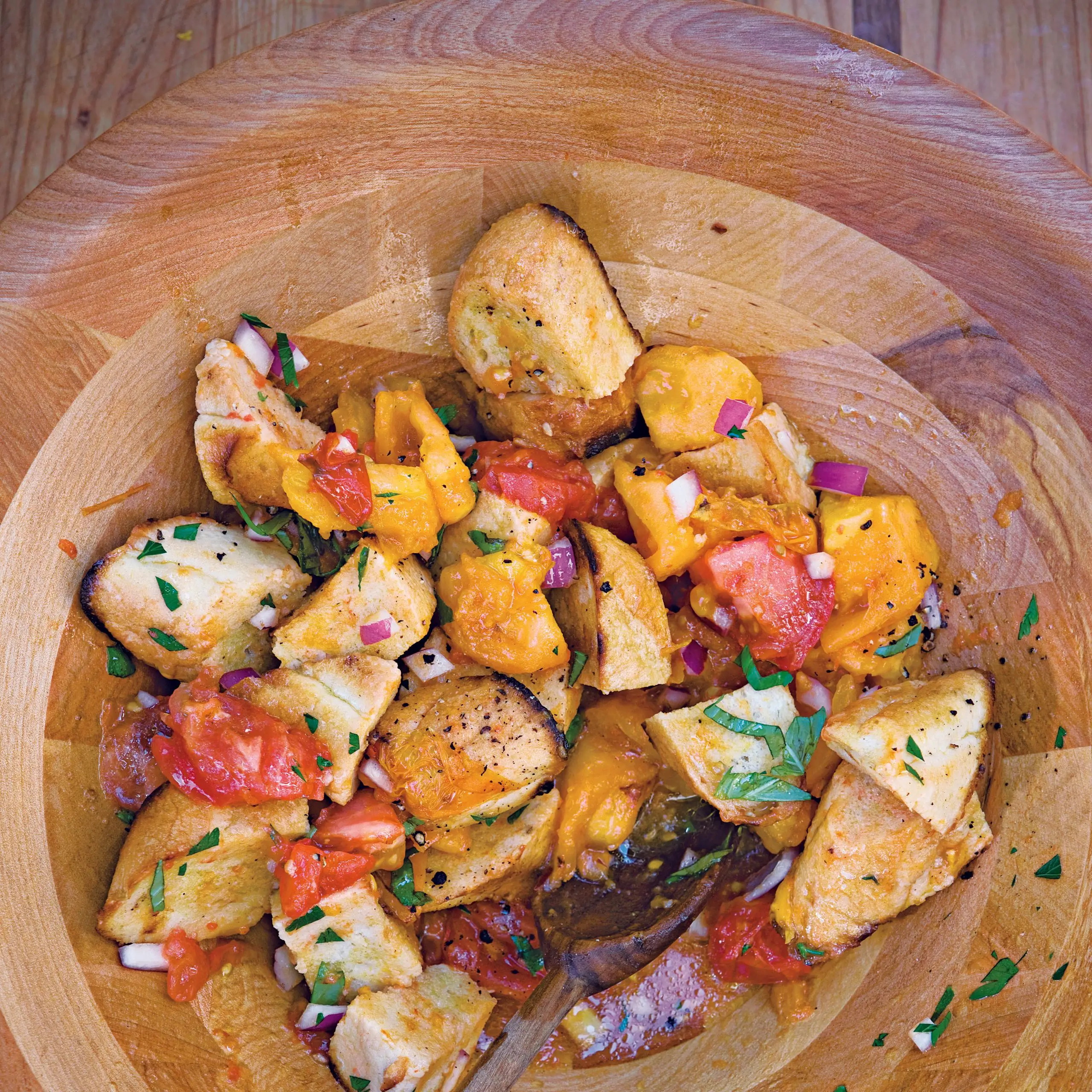 Pão grelhado e salada de tomate