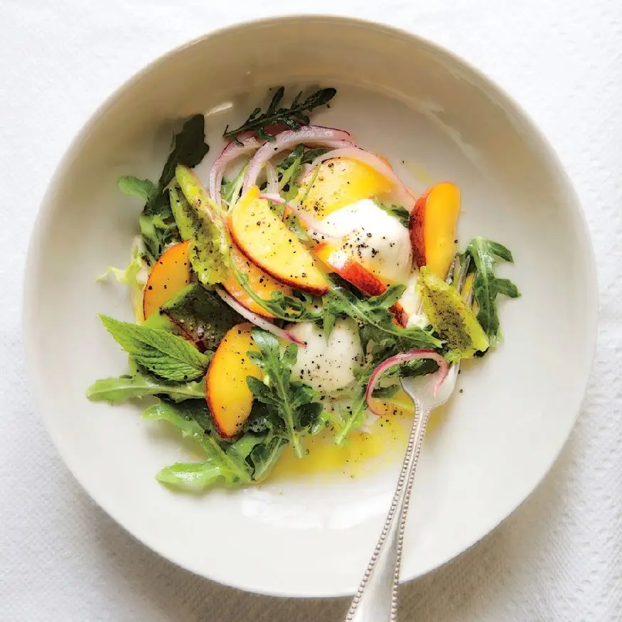 Salada nectarina em conserva com burrata