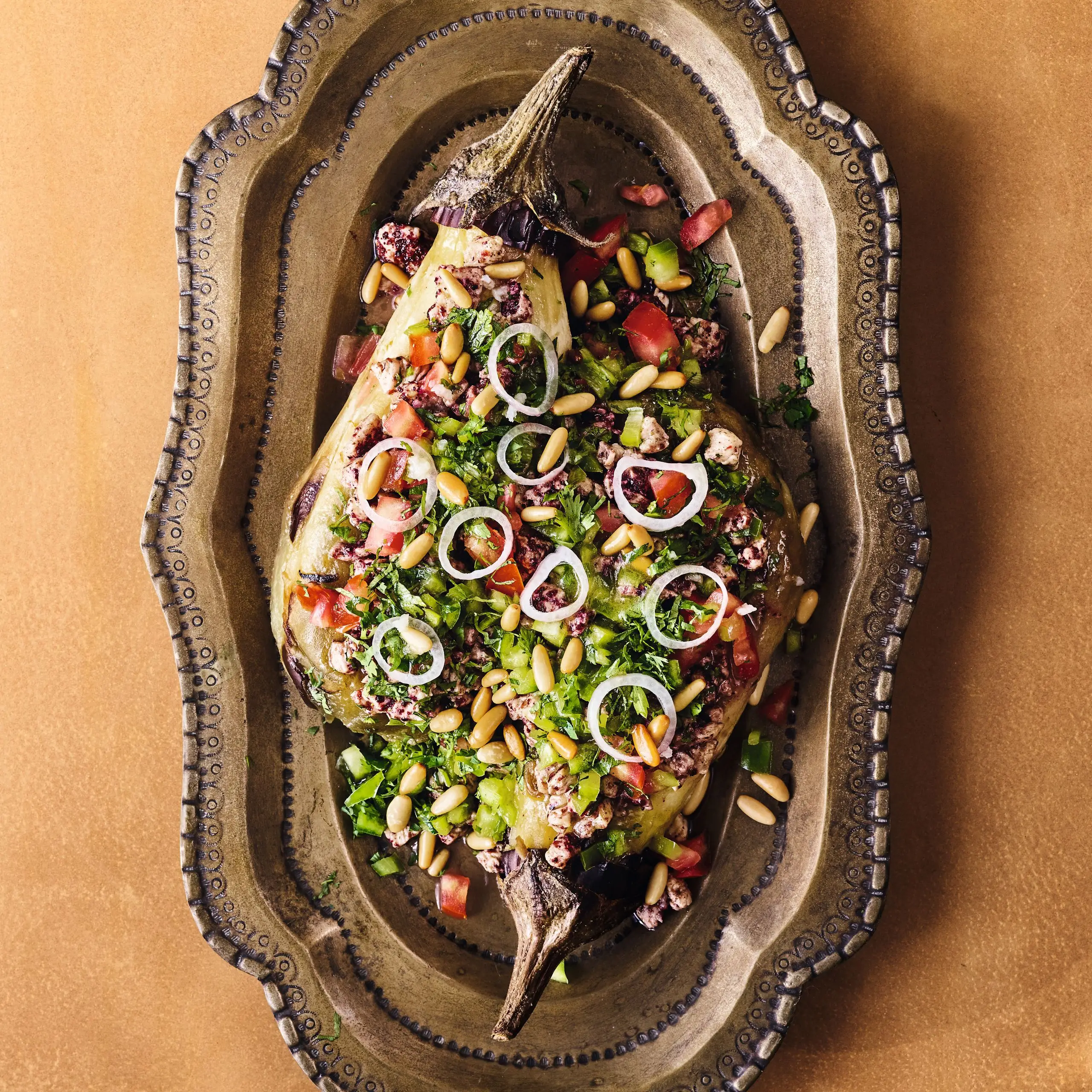 Salada de berinjela grelhada com frango sumac e pinheiro
