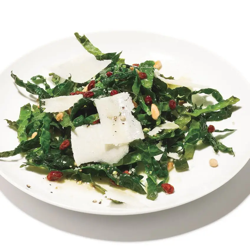 Salada de couve com pinenuts, groselhas e parmesão