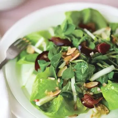 Mâche e salada de maçã verde com pancetta e amêndoas