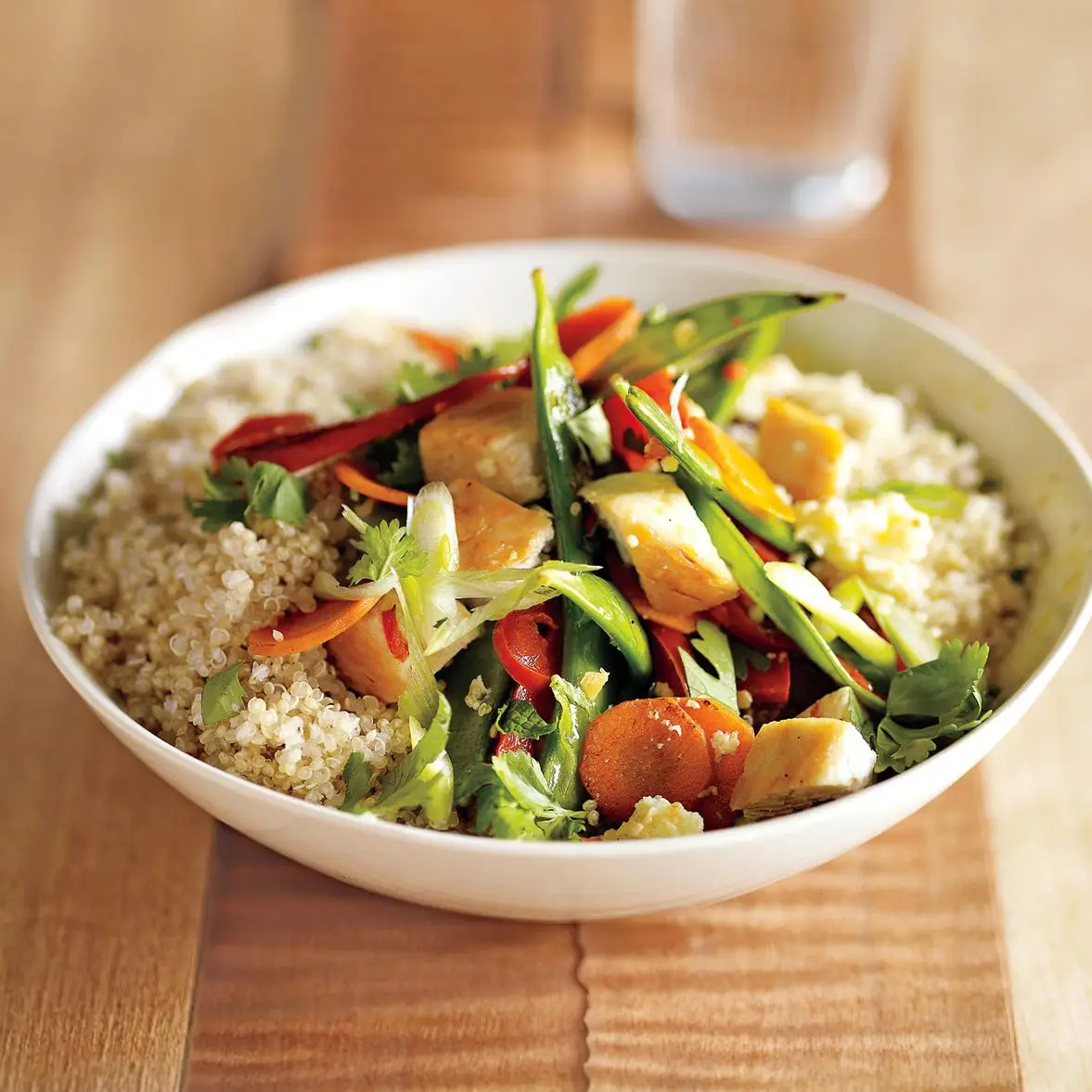 Salada de chef mediterrâneo com polenta croutons