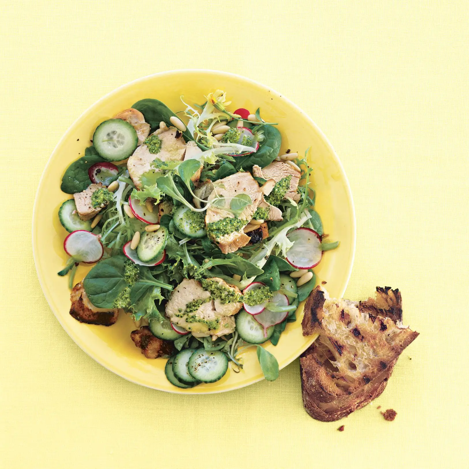 Salada de frango grelhado com rabanetes, pepinos e pesto de estragão