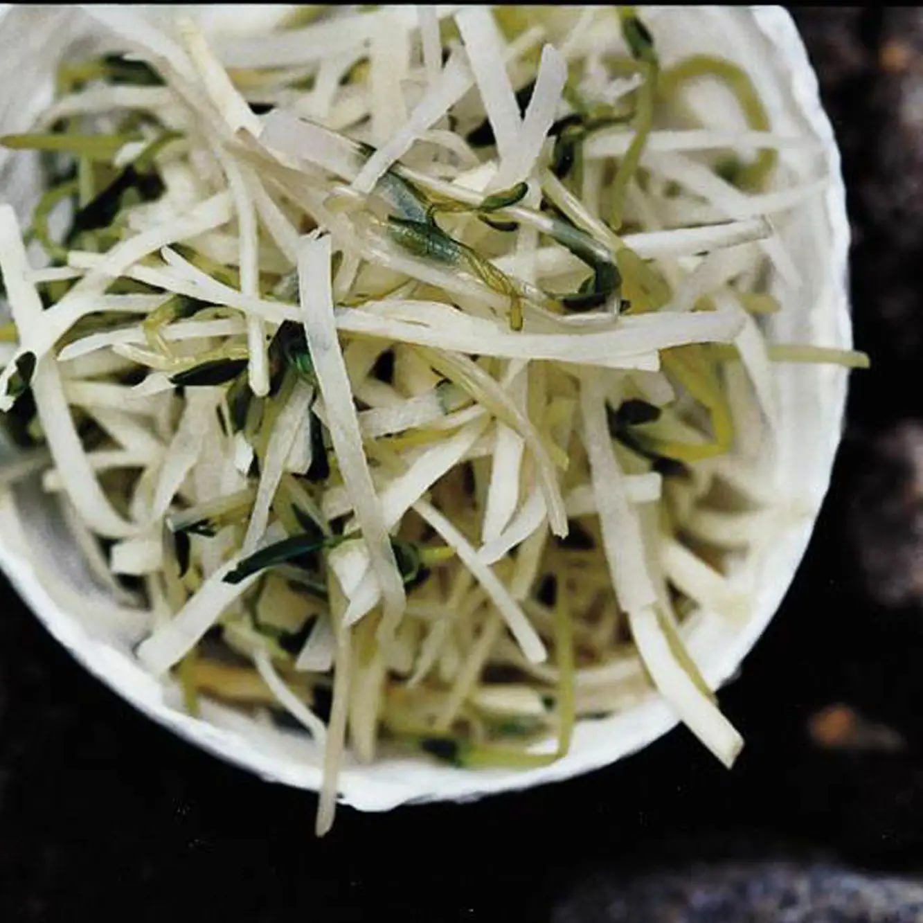 Kohlrabi lascas e brotos de ervilha com curativo de gergelim