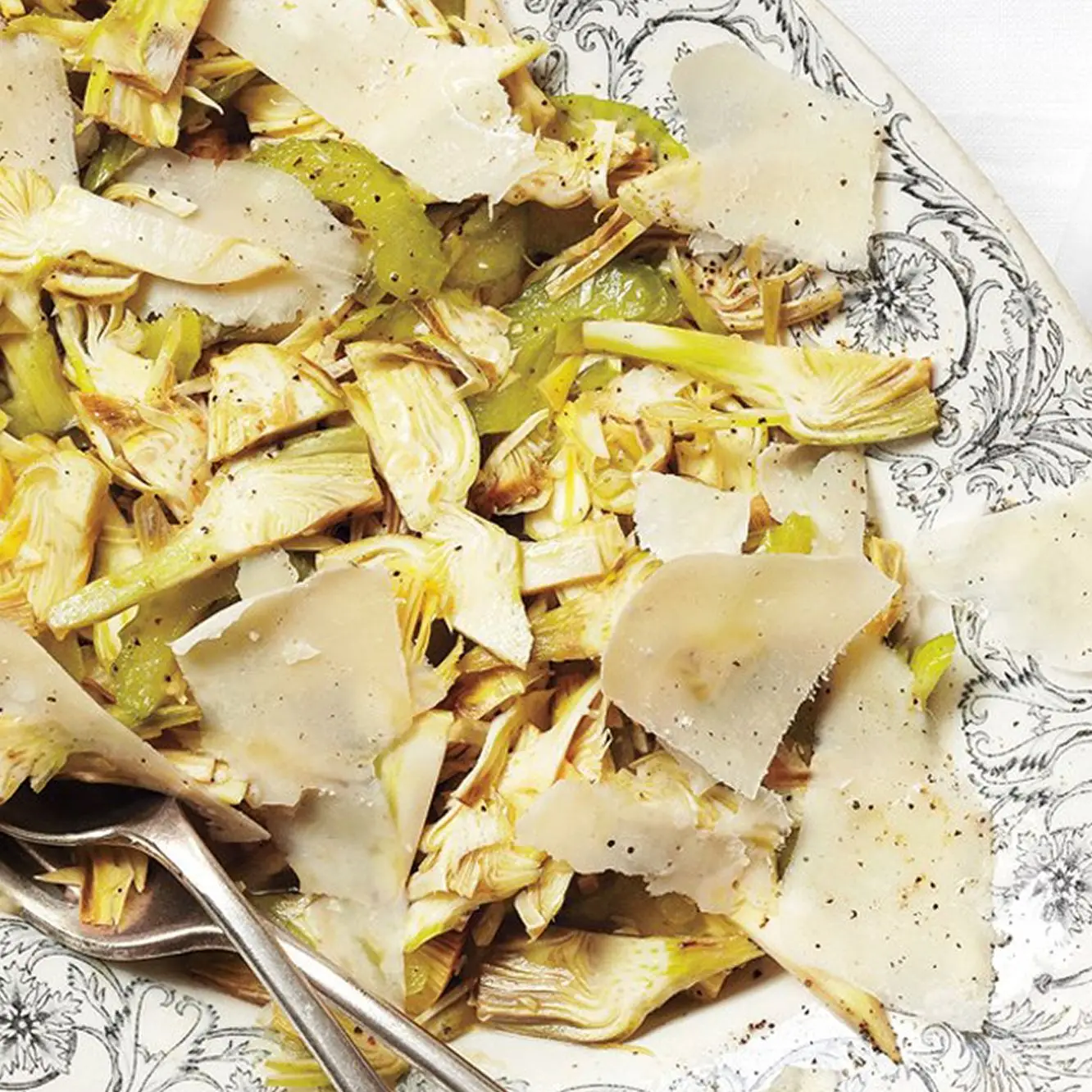 Surowa sałatka z karczocha z selerem i parmezanem