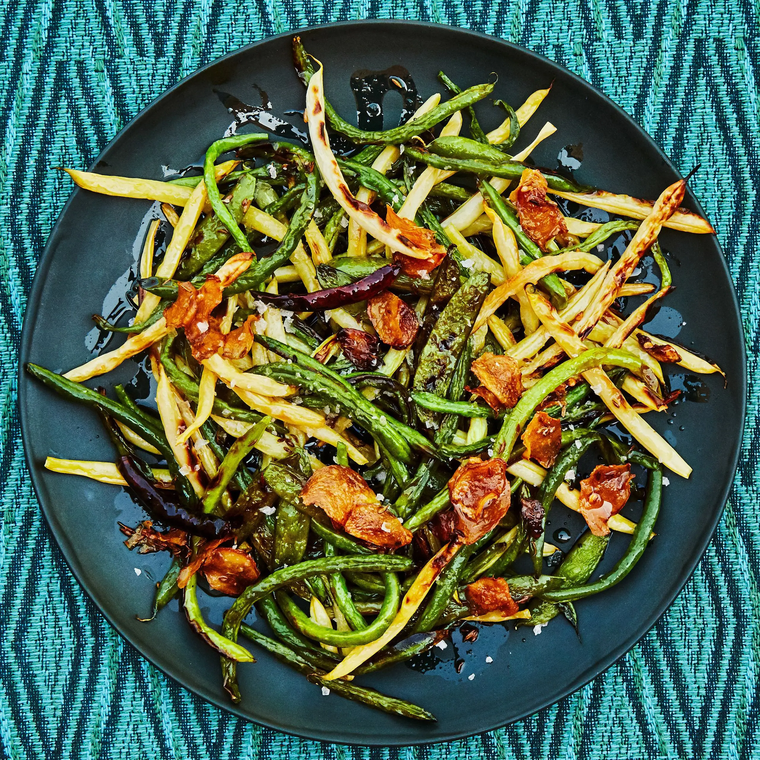 Salada de feijão e ervilha carbonizado