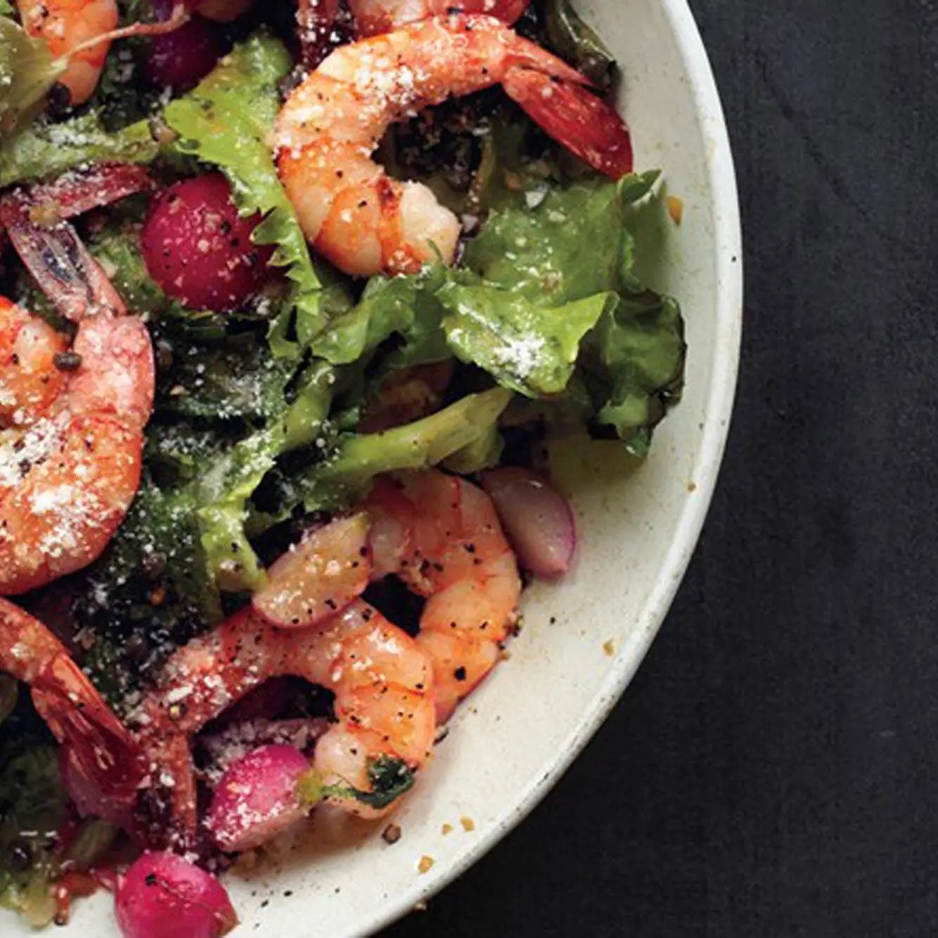 Camarão quente e salada escarole