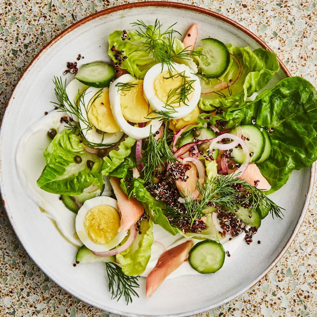 Salada de café da manhã com truta defumada e quinoa