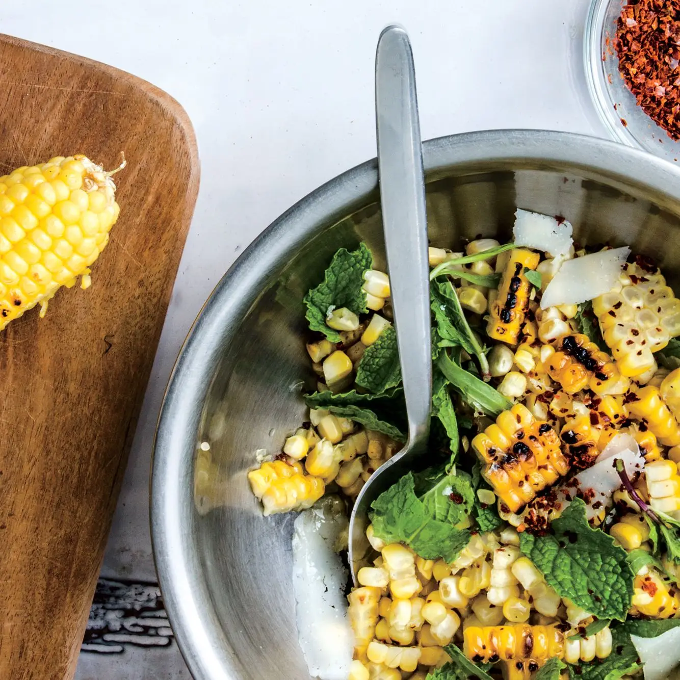 Salada de milho com avelãs, pecorino e hortelã