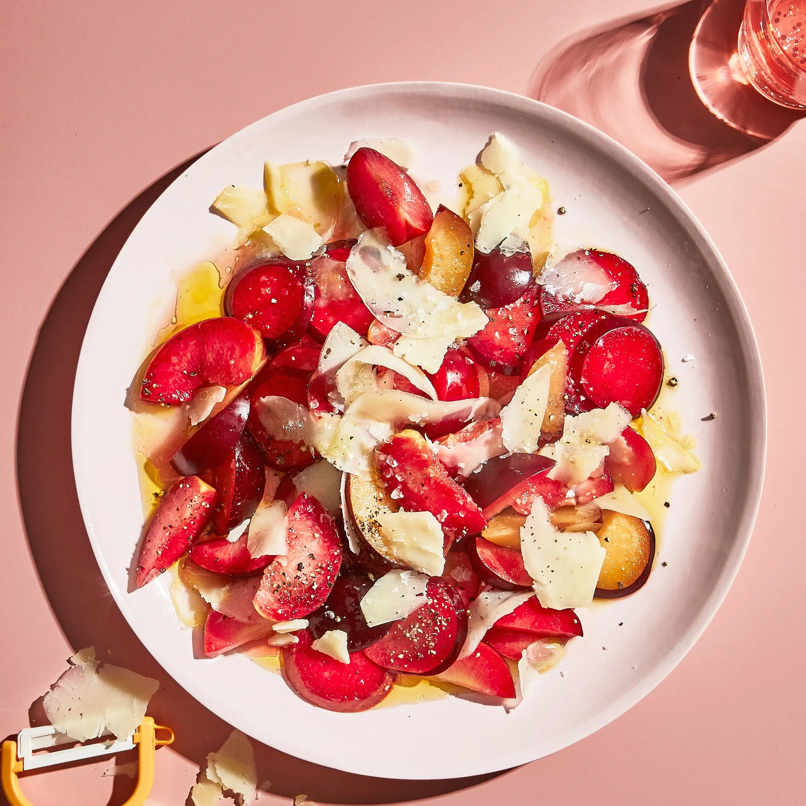 Salada de ameixa com pimenta preta e parmesão