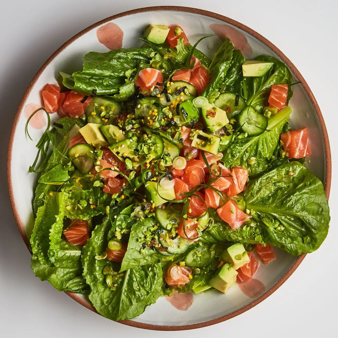 Salmon Poke em verduras com ervilhas