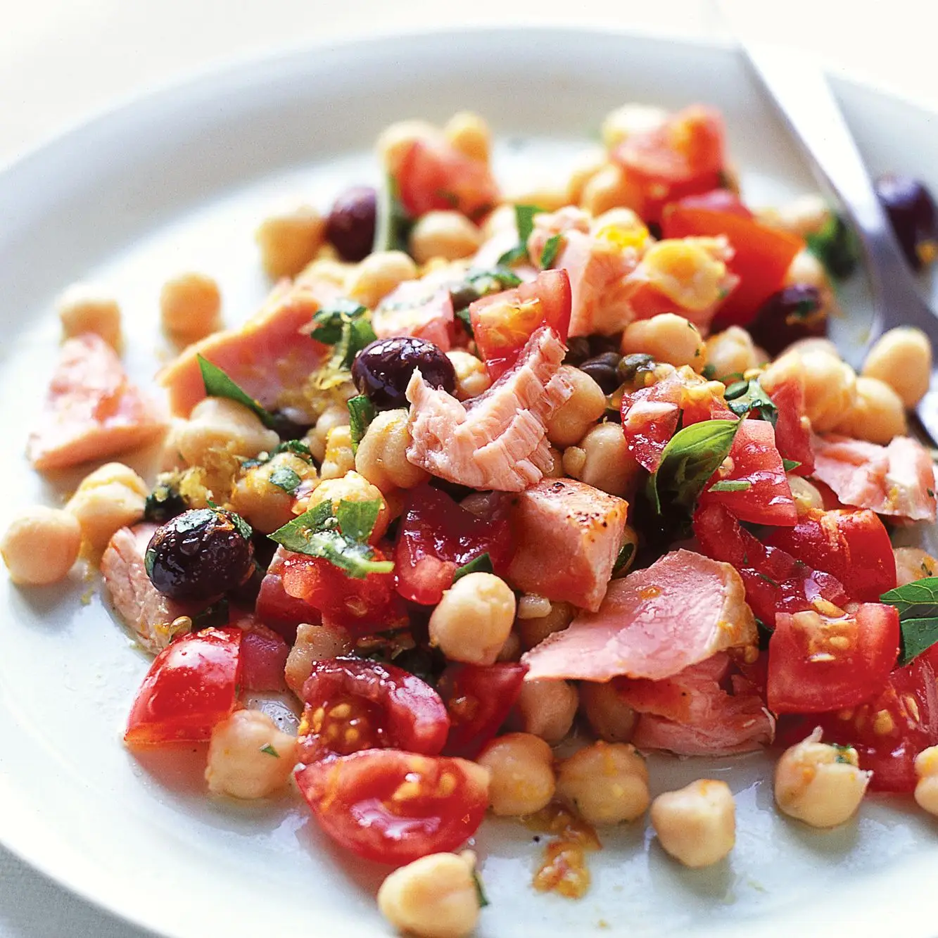 Salada de salmão fresco com grão de bico e tomate