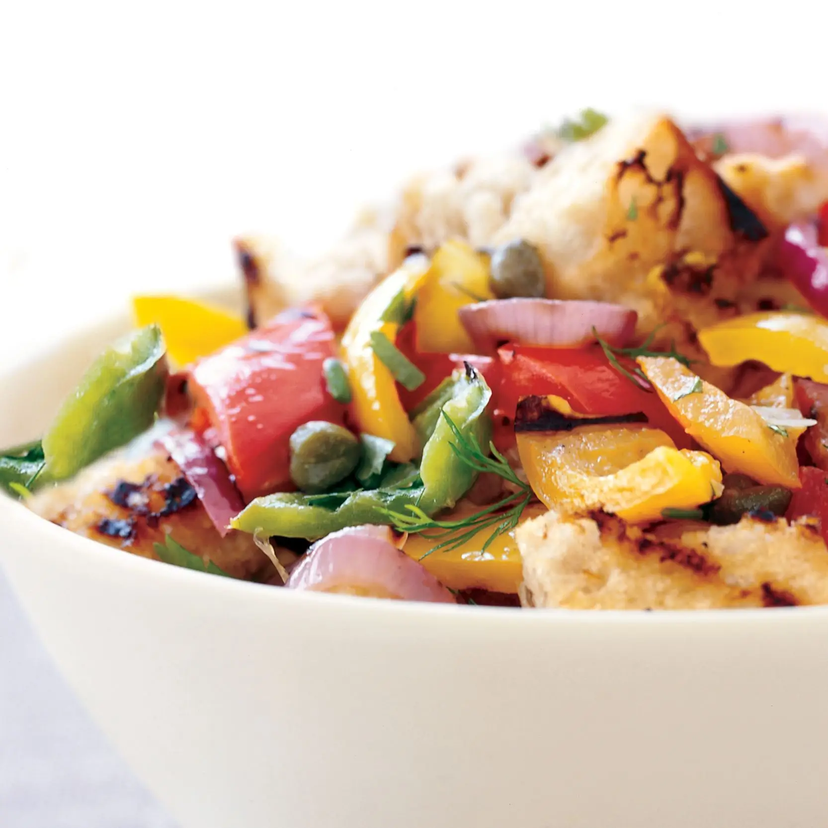 Salada Panzanella grelhada com pimentão, abóbora e tomate