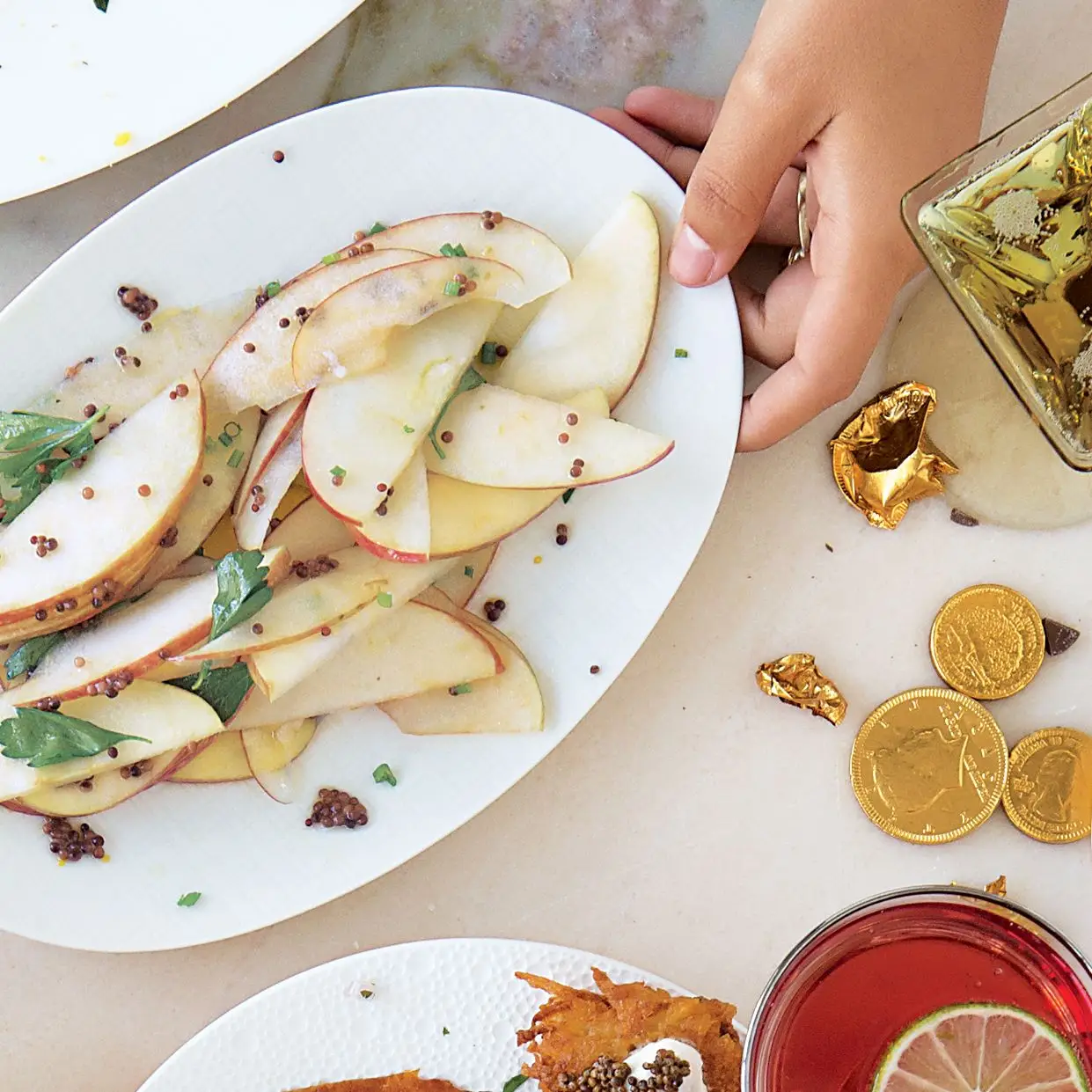 Salada de maçã com sementes de mostarda e ervas torradas
