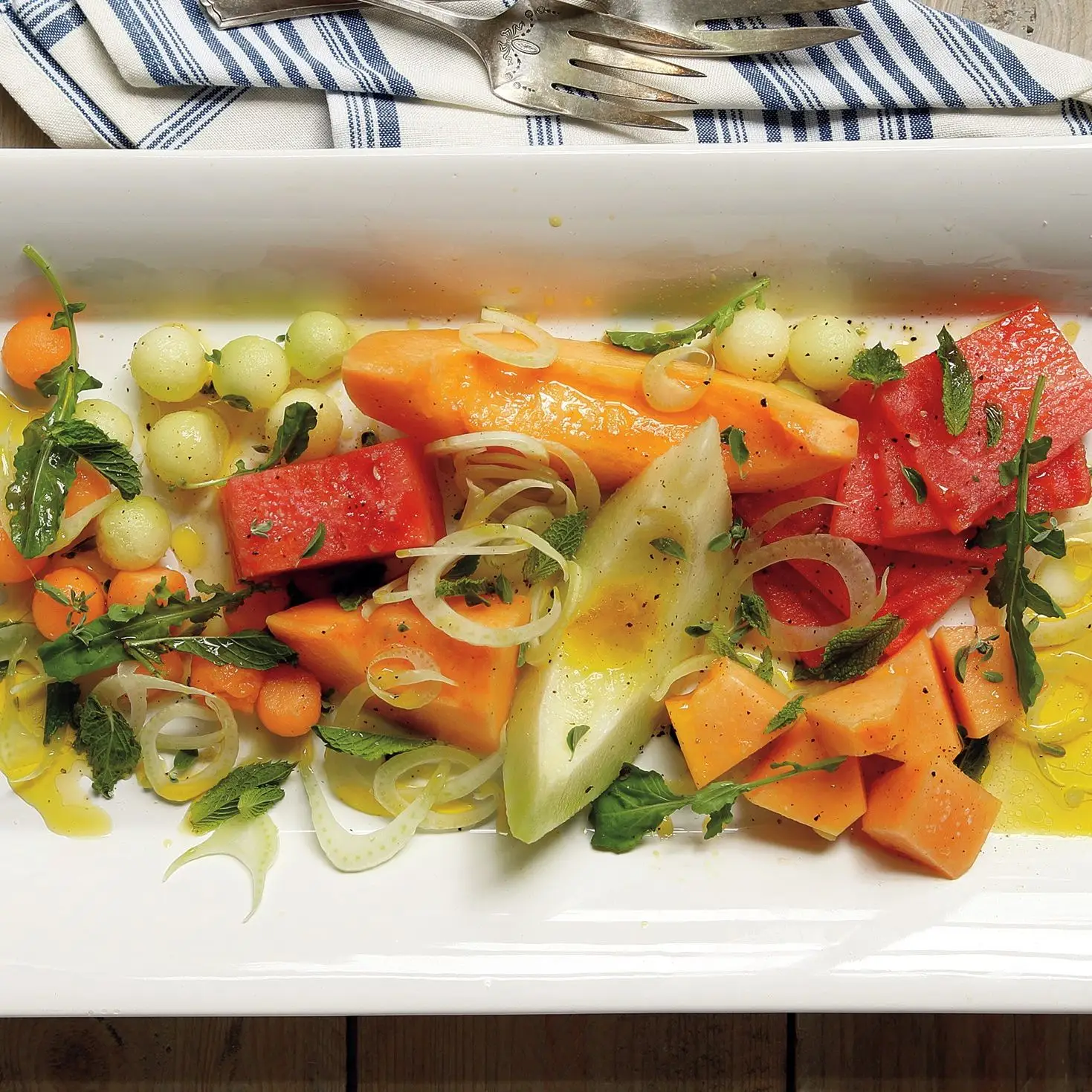 Salada de melão com rúcula, erva -doce e marjoram