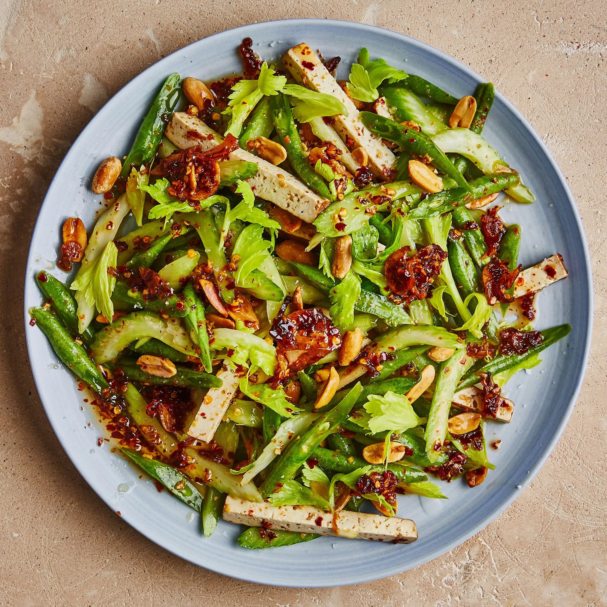 Zeler, zelené fazule a tafu šalát s chrumkavým chilli