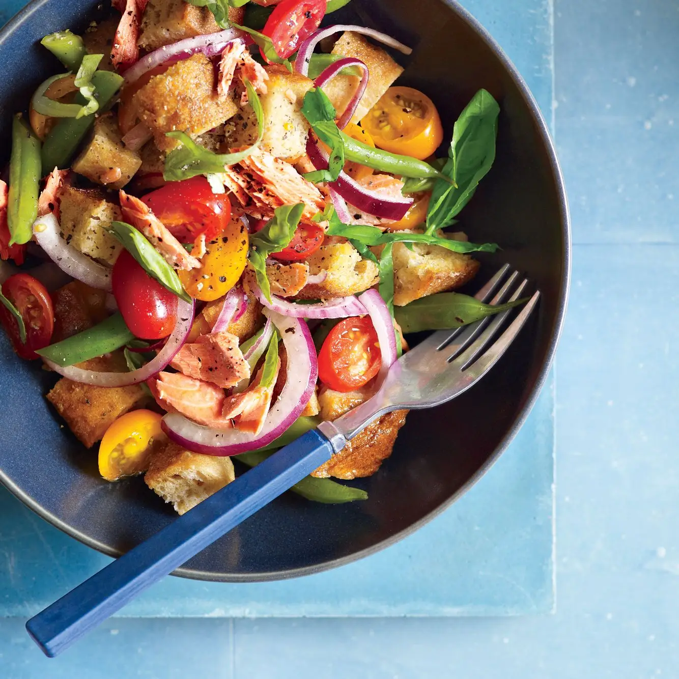 Salmão panzanella com feijão verde