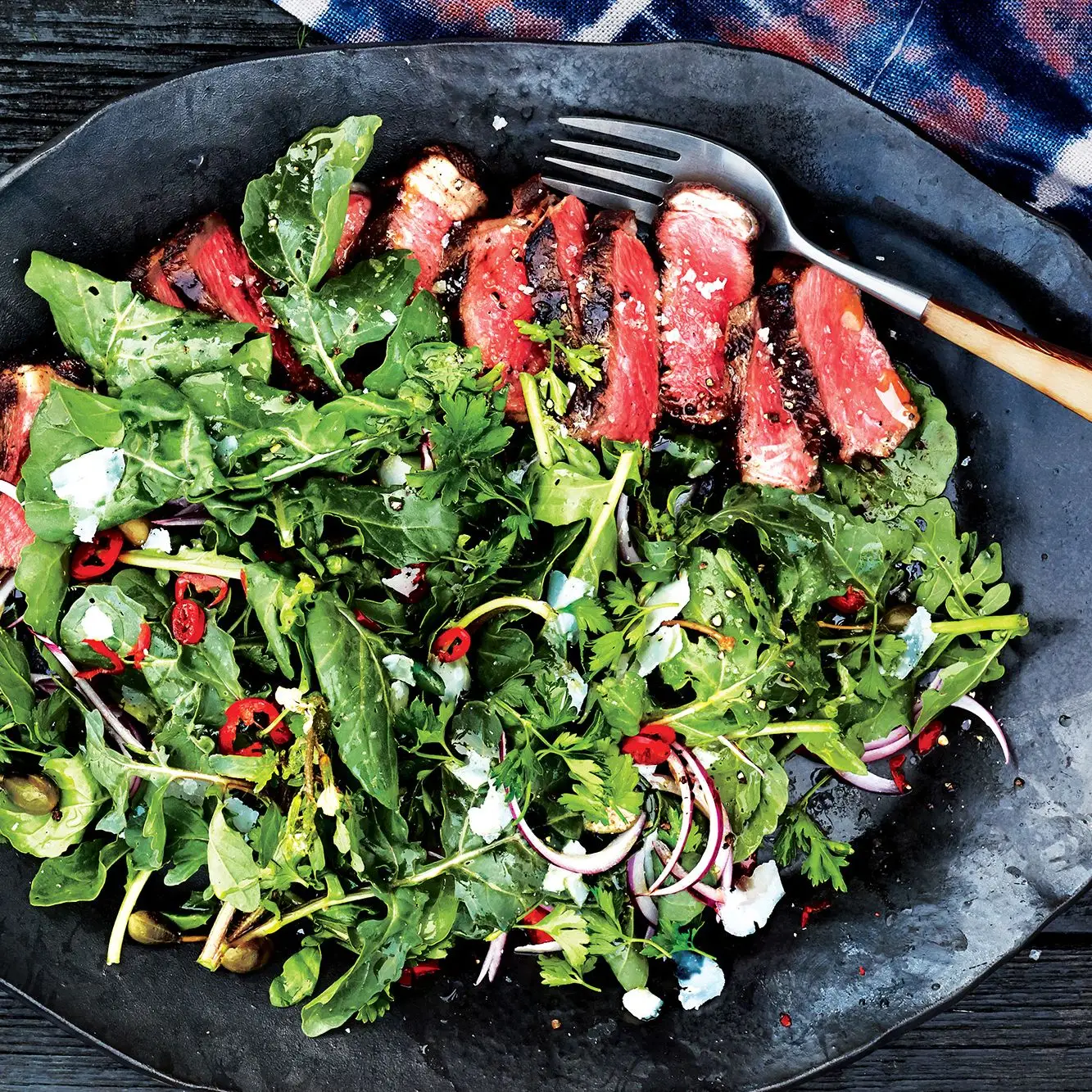 Bife de tira fatiado com rúcula e salsa