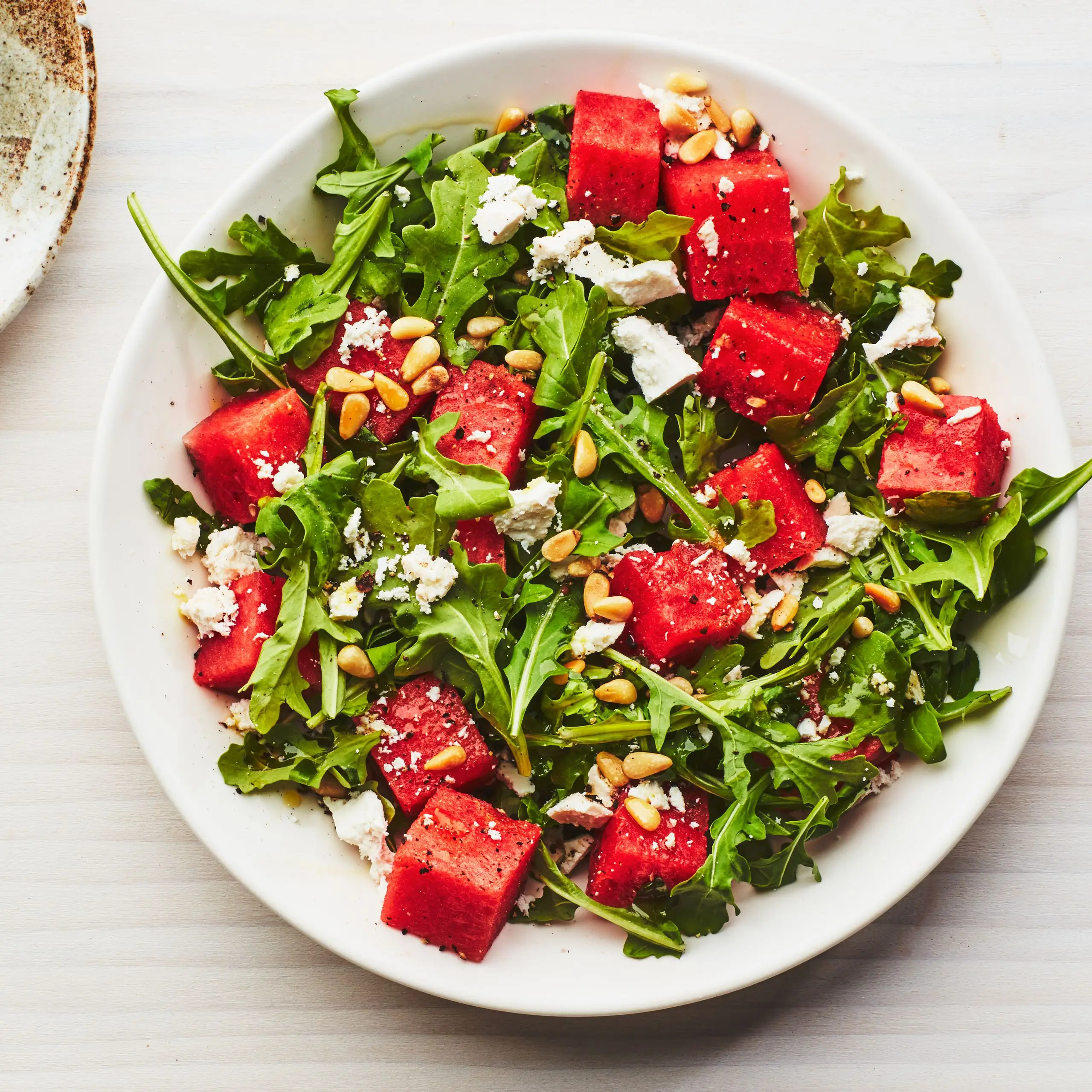 Salada de melancia, rúcula e pinheiro