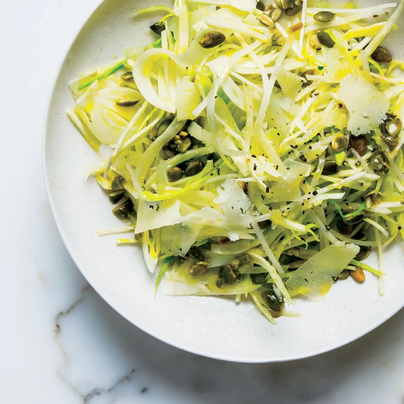 Salada de inverno crocante com pêra asiática e manchego