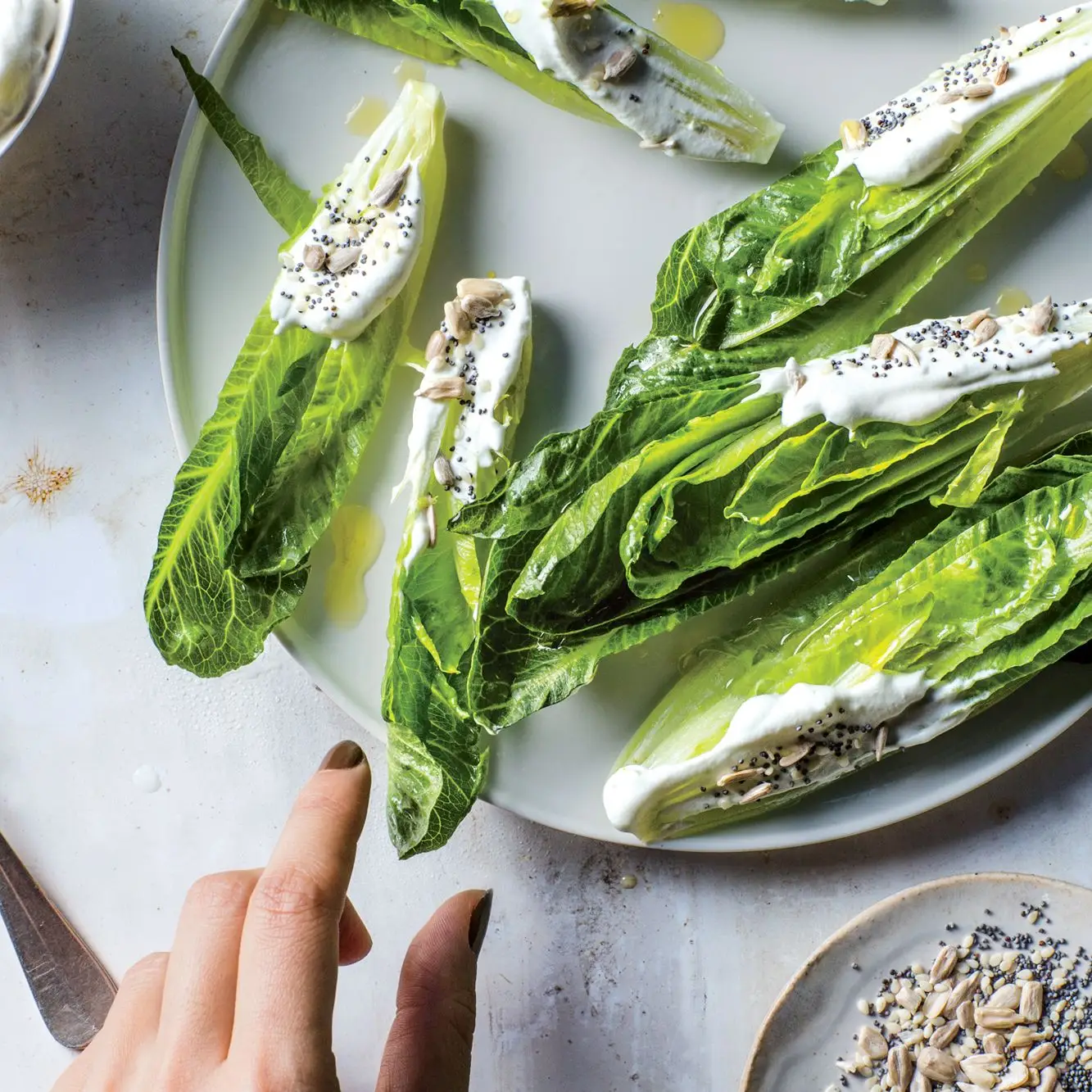 Salada de mão com soro de leite coalhado, toranja e sementes mistas